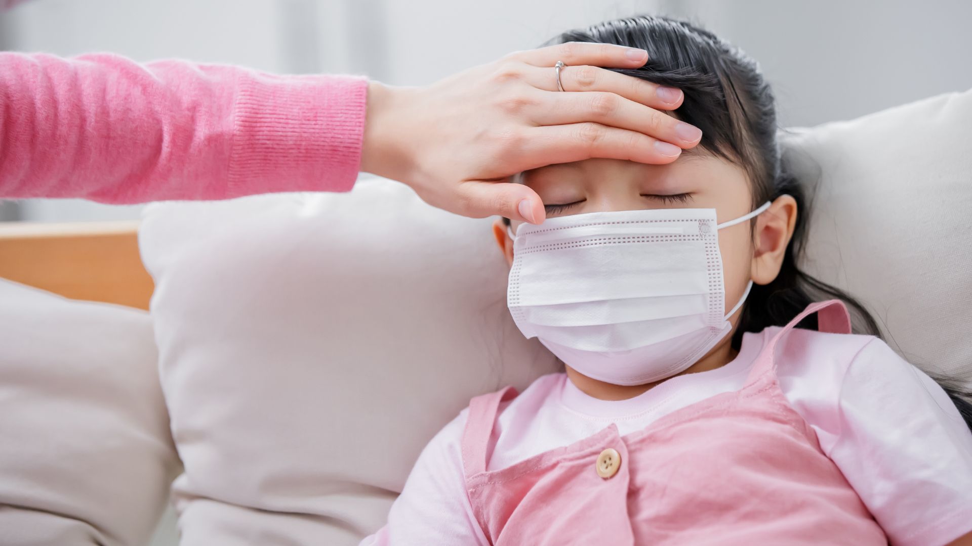 cham-soc-be-bi-sot-xuat-huyet-can-luu-y-gi-cach-ngua-benh-hieu-qua 1.jpg