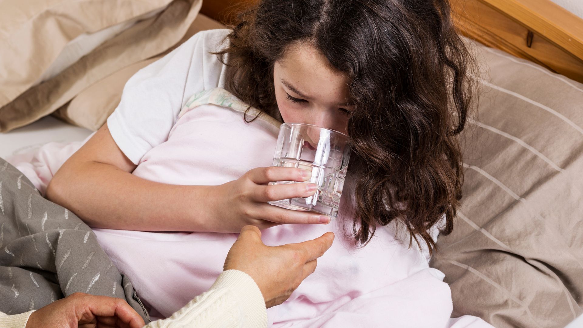 cham-soc-be-bi-sot-xuat-huyet-can-luu-y-gi-cach-ngua-benh-hieu-qua 2.jpg