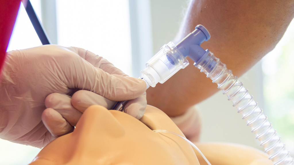 Đặt nội khí quản là thủ thuật giúp đưa ống thông (ống nội khí quản) qua miệng hoặc mũi vào khí quản