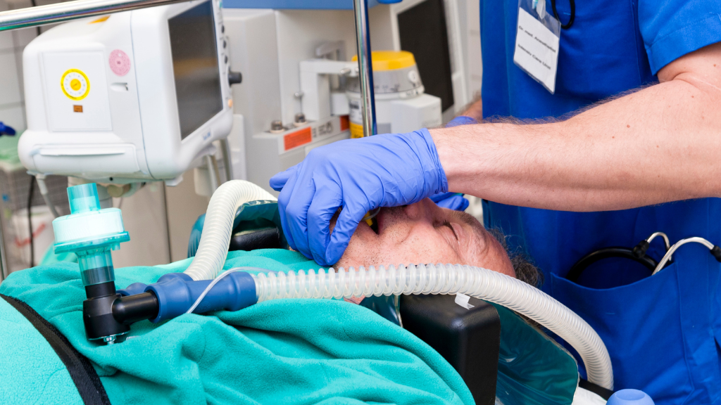 Nên rút ống nội khí quản sớm khi bệnh nhân có thể tự thở