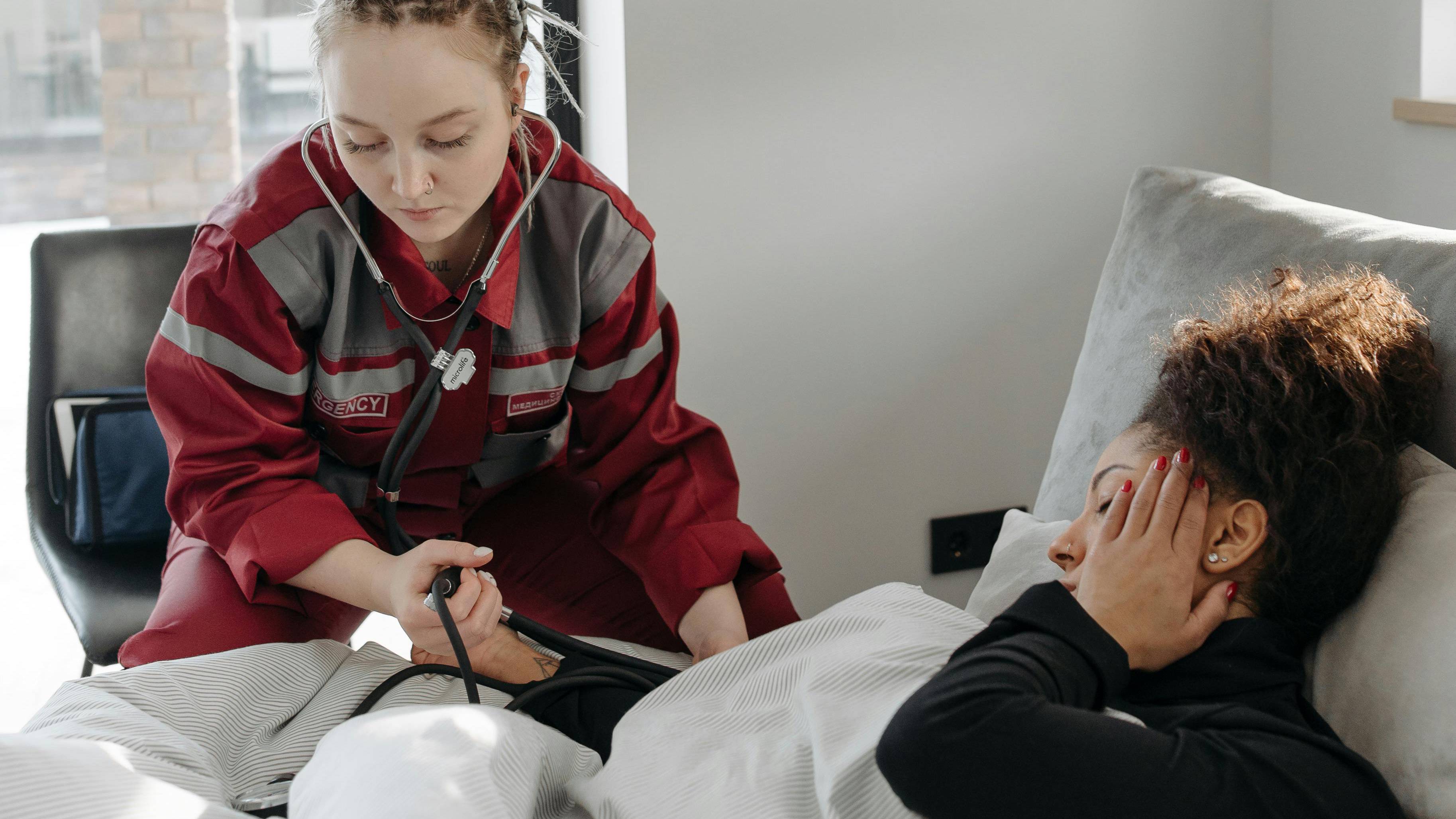 Theo dõi nhịp tim và huyết áp sát sao khi người bệnh xuất hiện xanh tím do giảm oxy máu