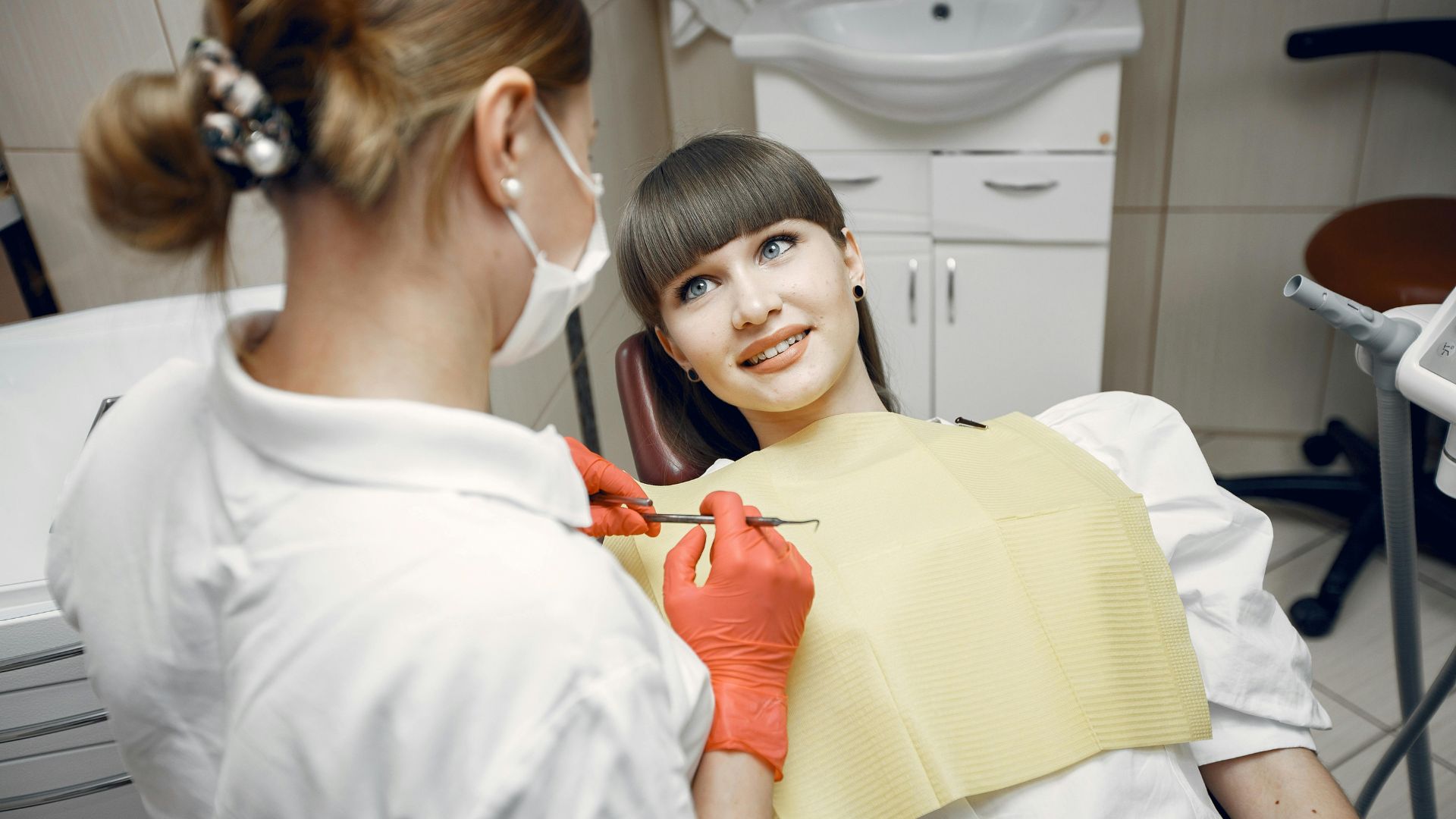 Bạn cần đến khám bác sĩ nếu tình trạng đau răng và ê buốt kéo dài