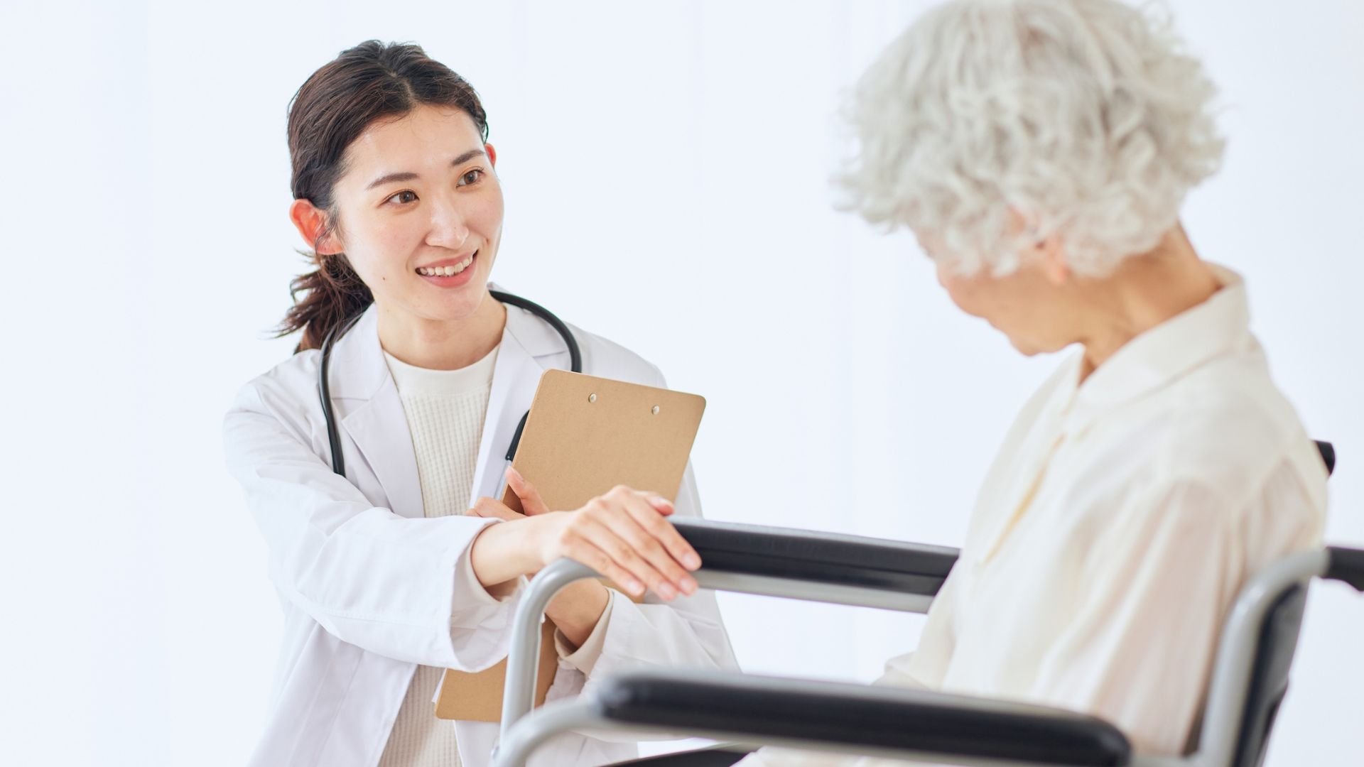 Người cao tuổi cần được đi khám nếu có rối loạn giấc ngủ và giảm khả năng vận động