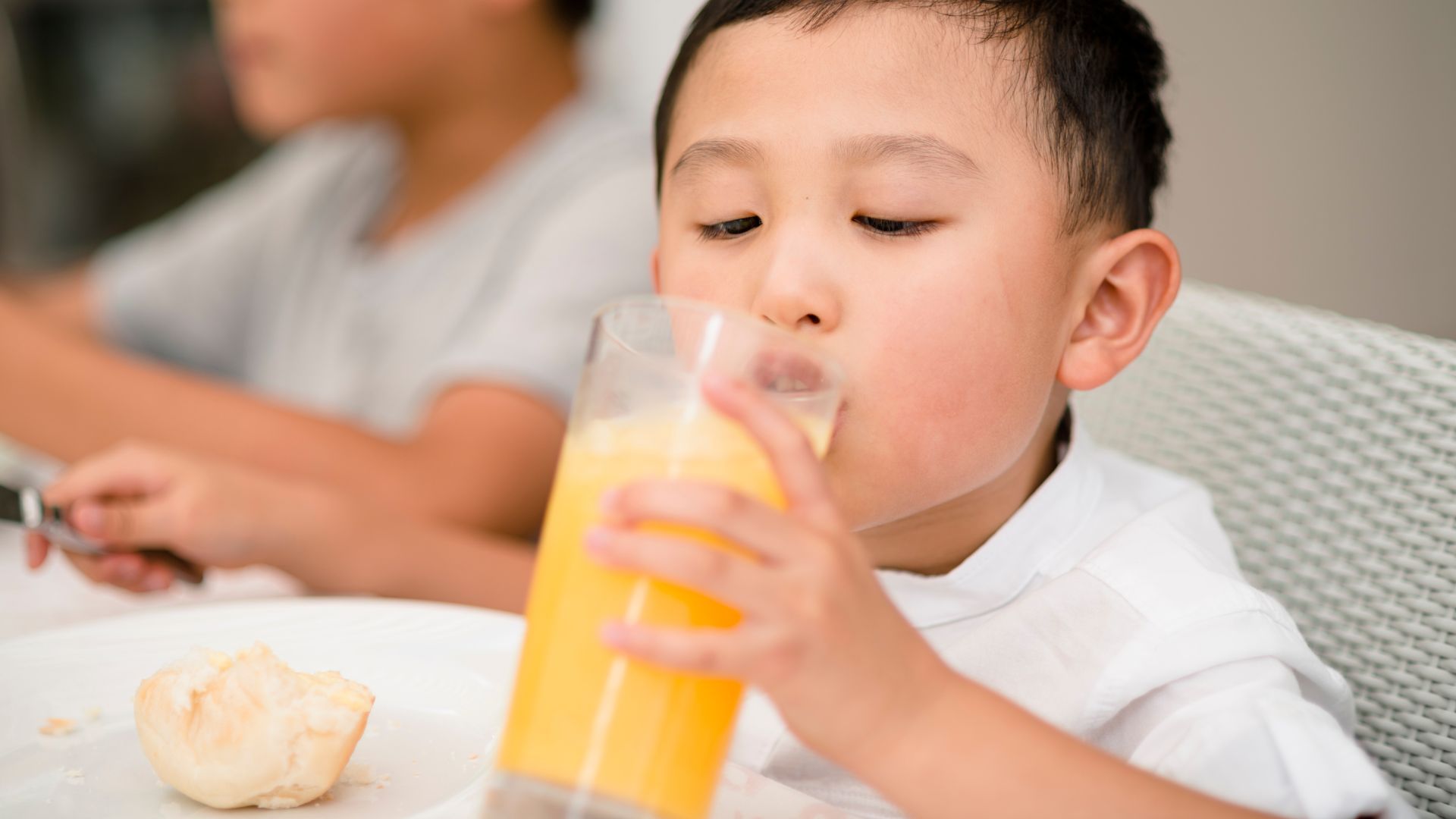 cham-soc-tre-bi-quai-bi-can-luu-y-gi-cha-me-da-biet-chua 2.jpg