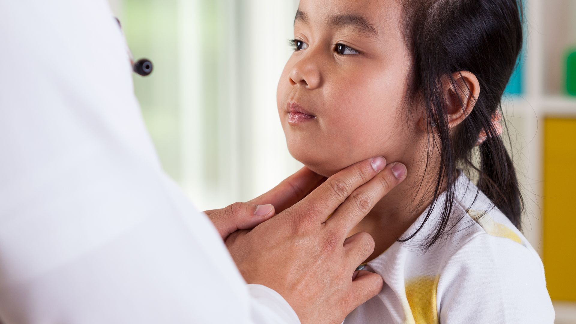 cham-soc-tre-bi-quai-bi-can-luu-y-gi-cha-me-da-biet-chua 3.jpg