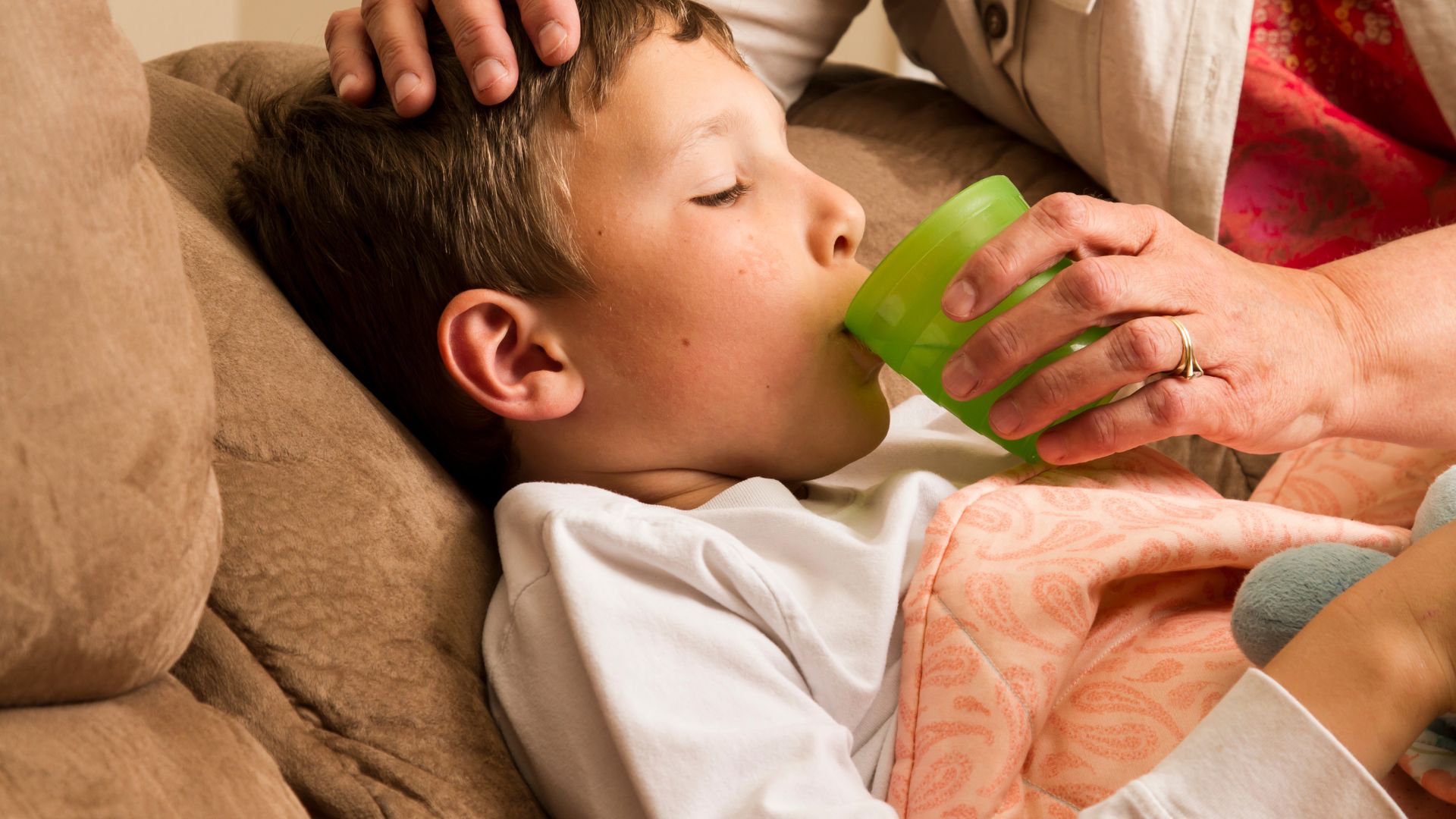 cham-soc-tre-bi-tieu-chay-nhu-the-nao 2.jpg