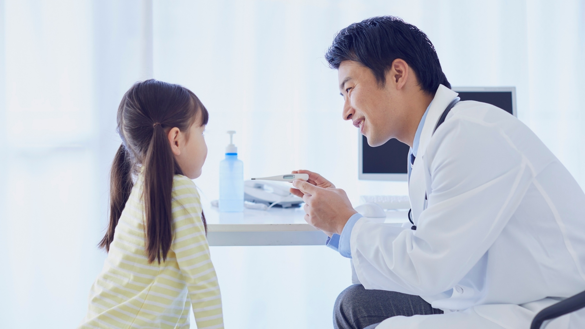 Trẻ cần được đưa đi khám ngay nếu xuất hiện các bất thường như vết ban da không nhạt dần mà sẫm màu hơn, lan nhanh hay sốt cao trở lại