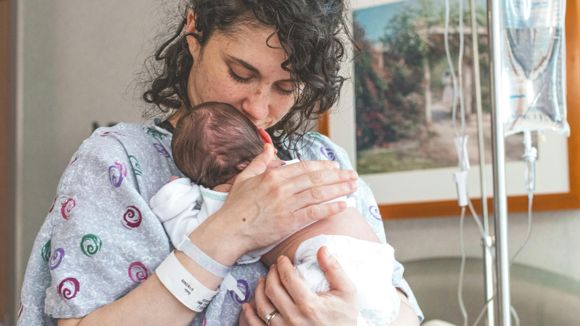 Chăm sóc trẻ sau sinh mổ trong 24 giờ đầu giúp bé ổn định tốt hơn