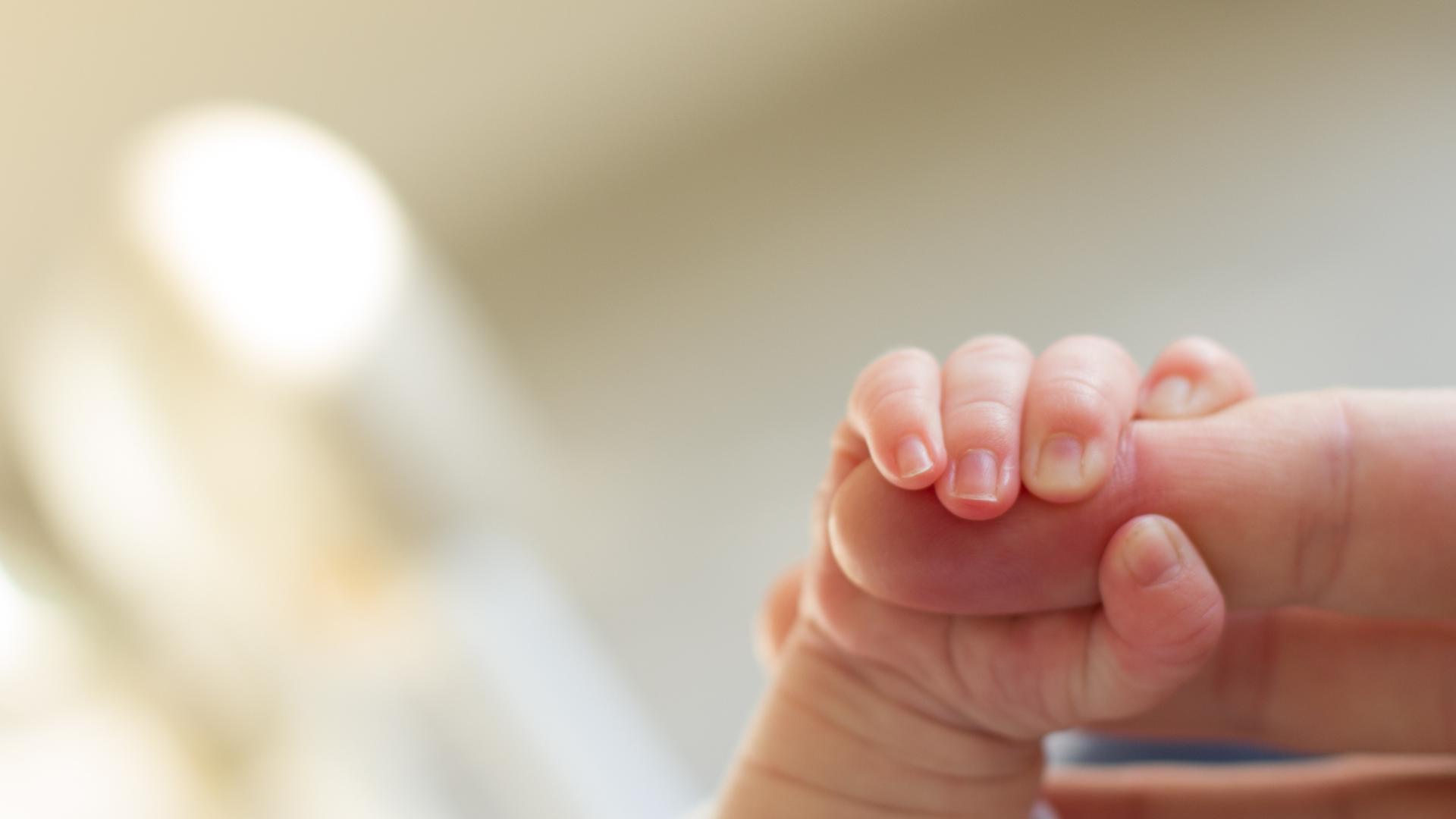 Trẻ sinh mổ cần được theo dõi kỹ hơn về hô hấp và thích nghi