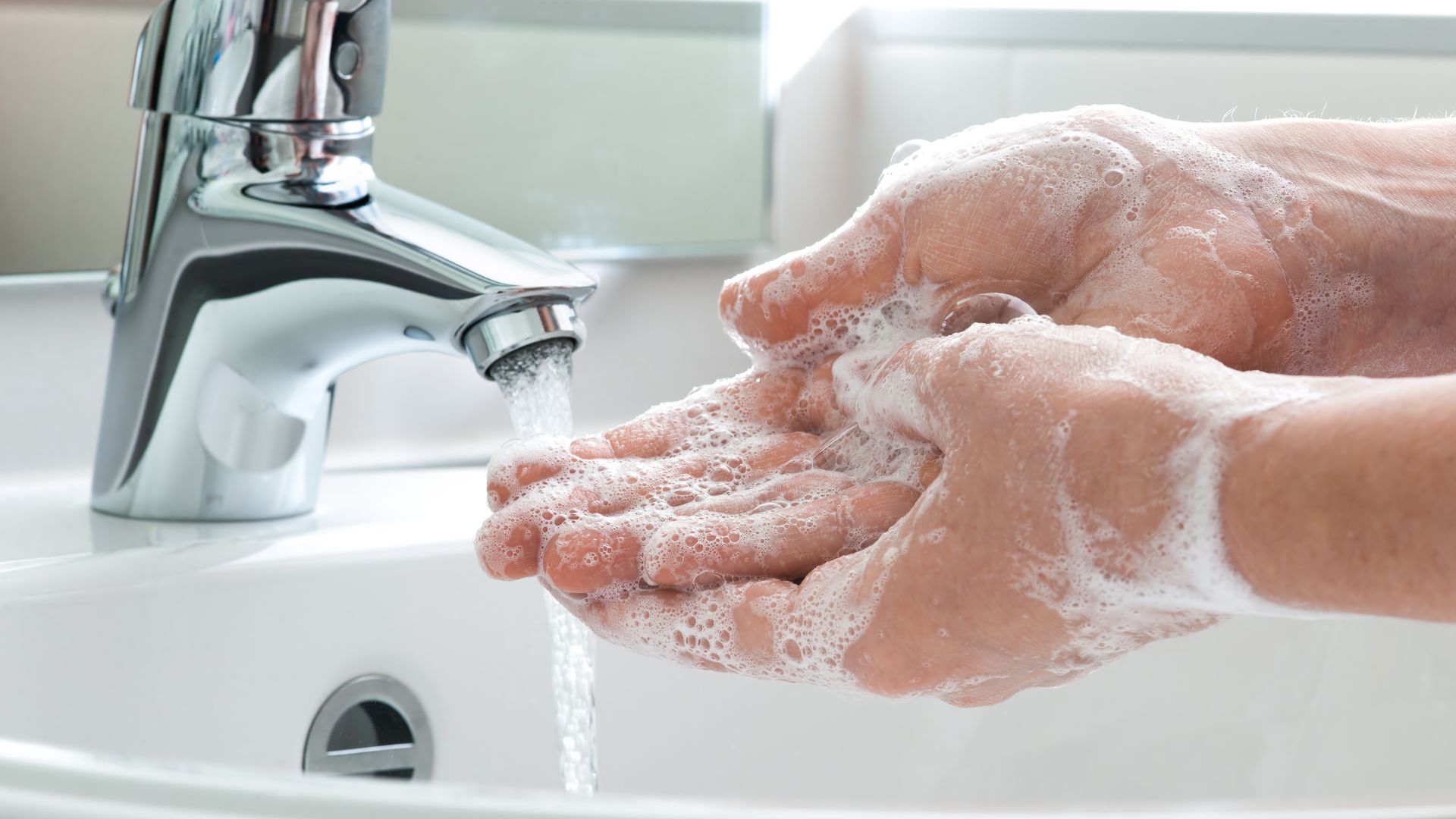 Chăm sóc vết mổ sau phẫu thuật cần đảm bảo tay đã được rửa kỹ