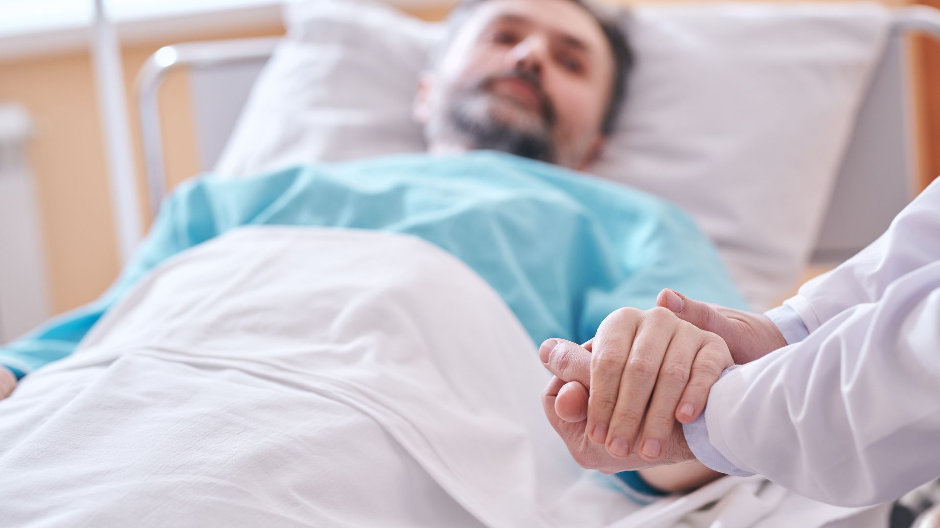 Người bệnh sau phẫu thuật cần được nghỉ ngơi đầy đủ để hạn chế biến chứng