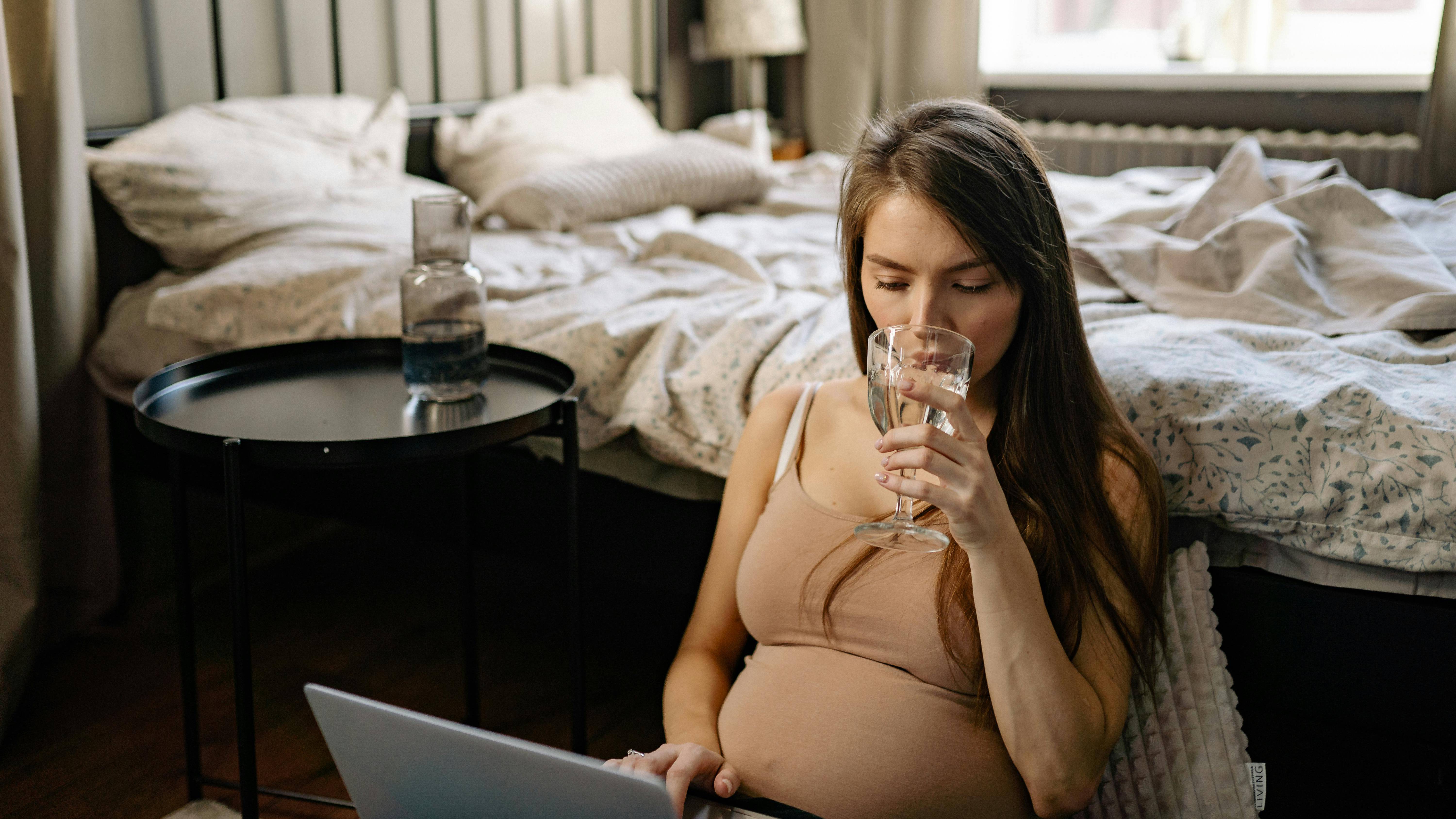 Mẹ bầu nên uống từ 2 - 3 lít nước mỗi ngày để giảm mệt mỏi và hạn chế buồn nôn