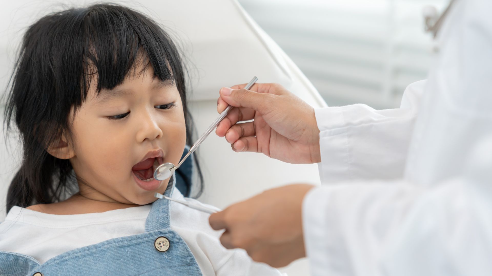 Quan sát khoang miệng giúp hỗ trợ chẩn đoán tay chân miệng sớm