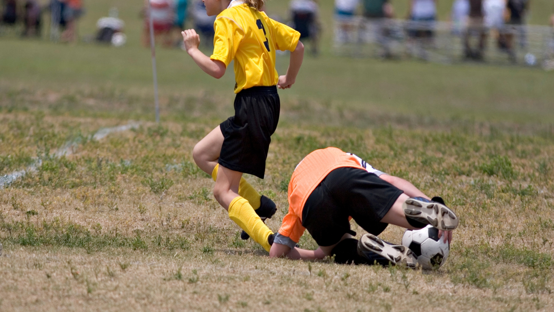 Một số môn thể thao đối kháng hoặc đòi hỏi vận động cường độ cao như bóng đá đều tiềm ẩn rủi ro làm tổn thương cổ