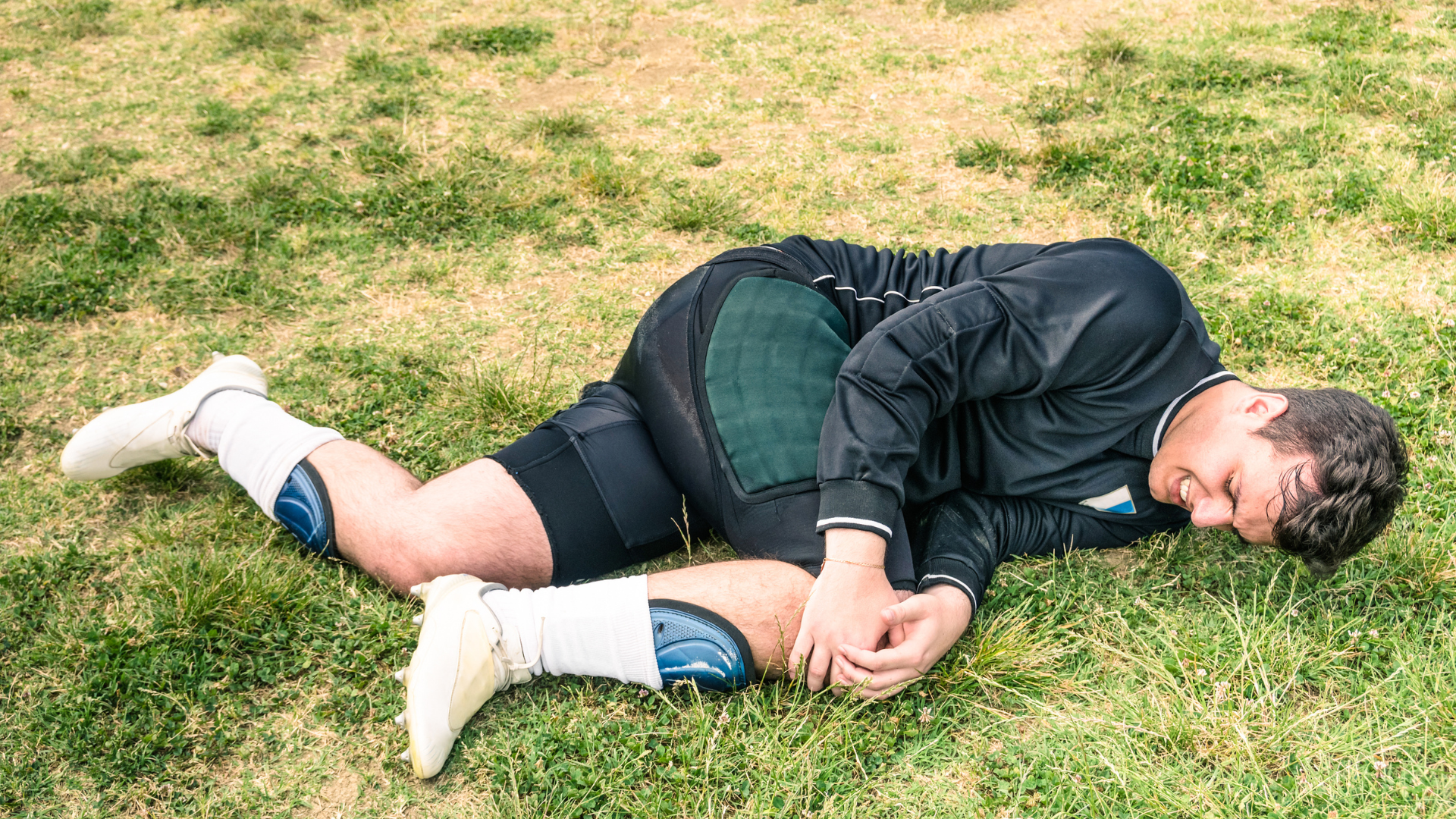 Dây chằng chéo sau dễ giãn khi đầu gối chịu lực mạnh như phanh gấp lúc đá bóng