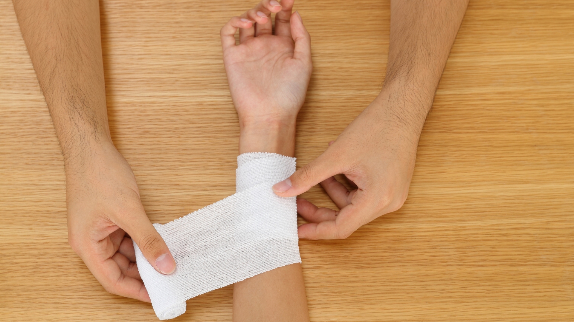 Quấn băng thun quanh vùng tổn thương để hạn chế sưng nề, không quấn quá chặt gây cản trở lưu thông máu