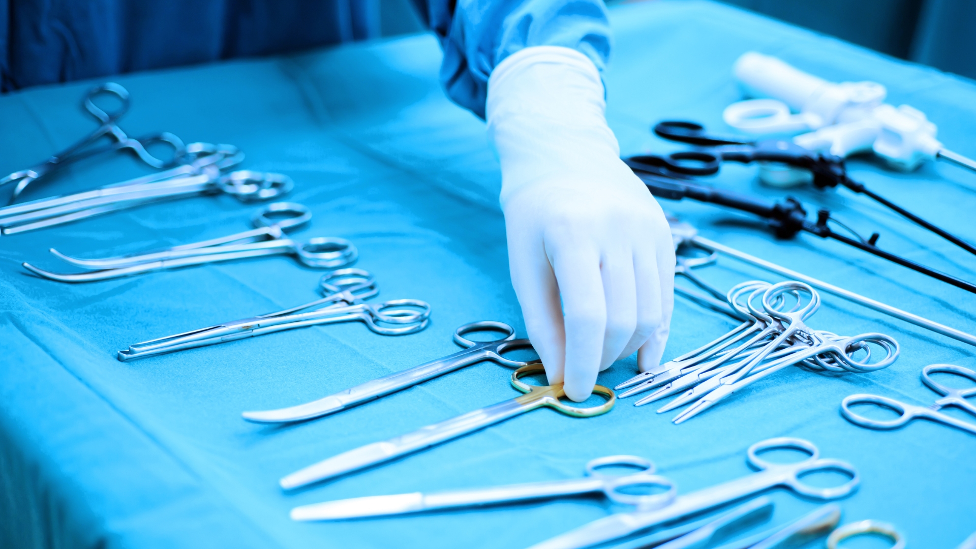 Tai biến y khoa trong quá trình can thiệp hoặc thủ thuật xâm lấn cũng có thể ảnh hưởng đến thận