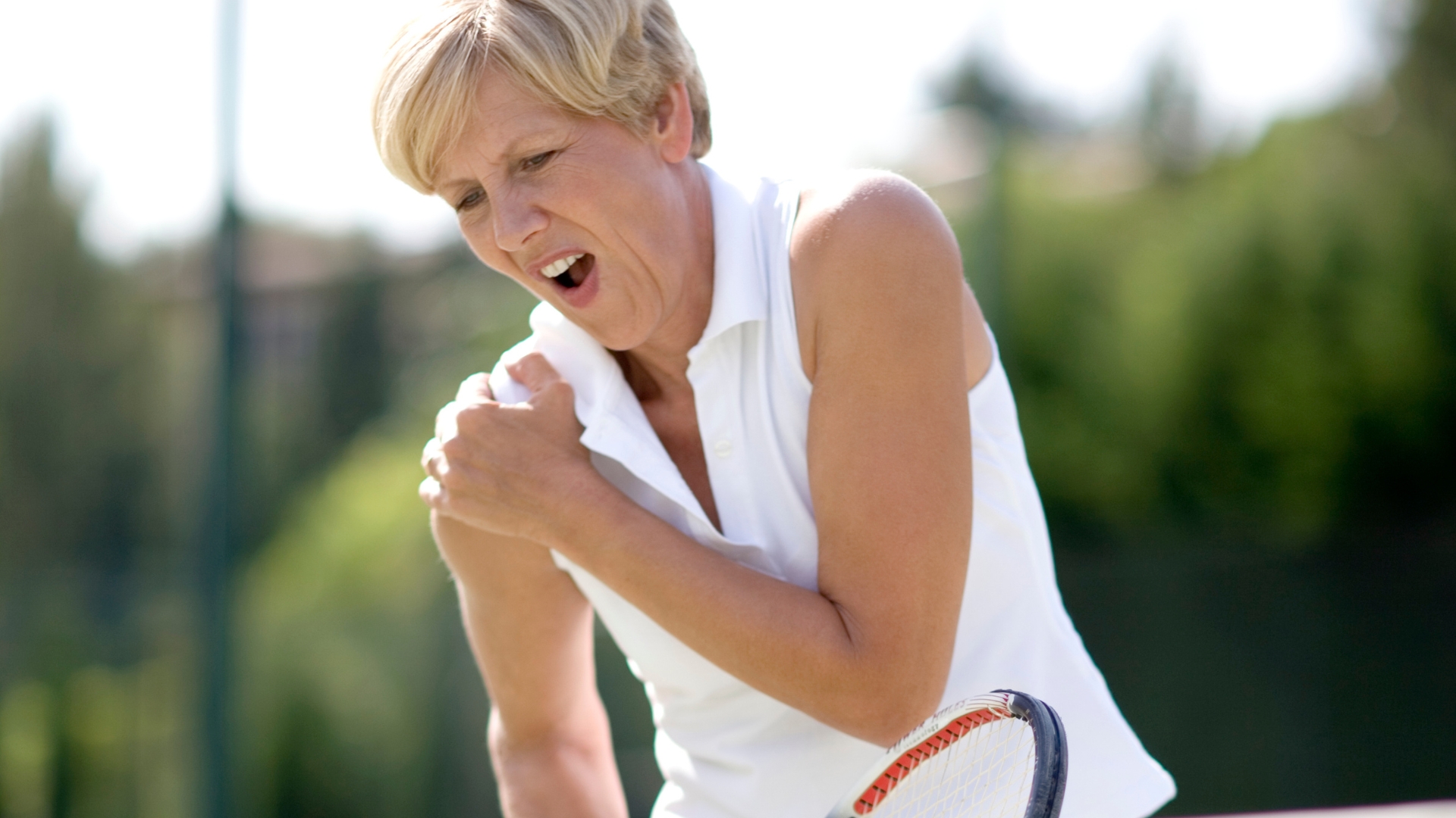 Chấn thương vai có thể xuất hiện do vận động hoặc thể thao