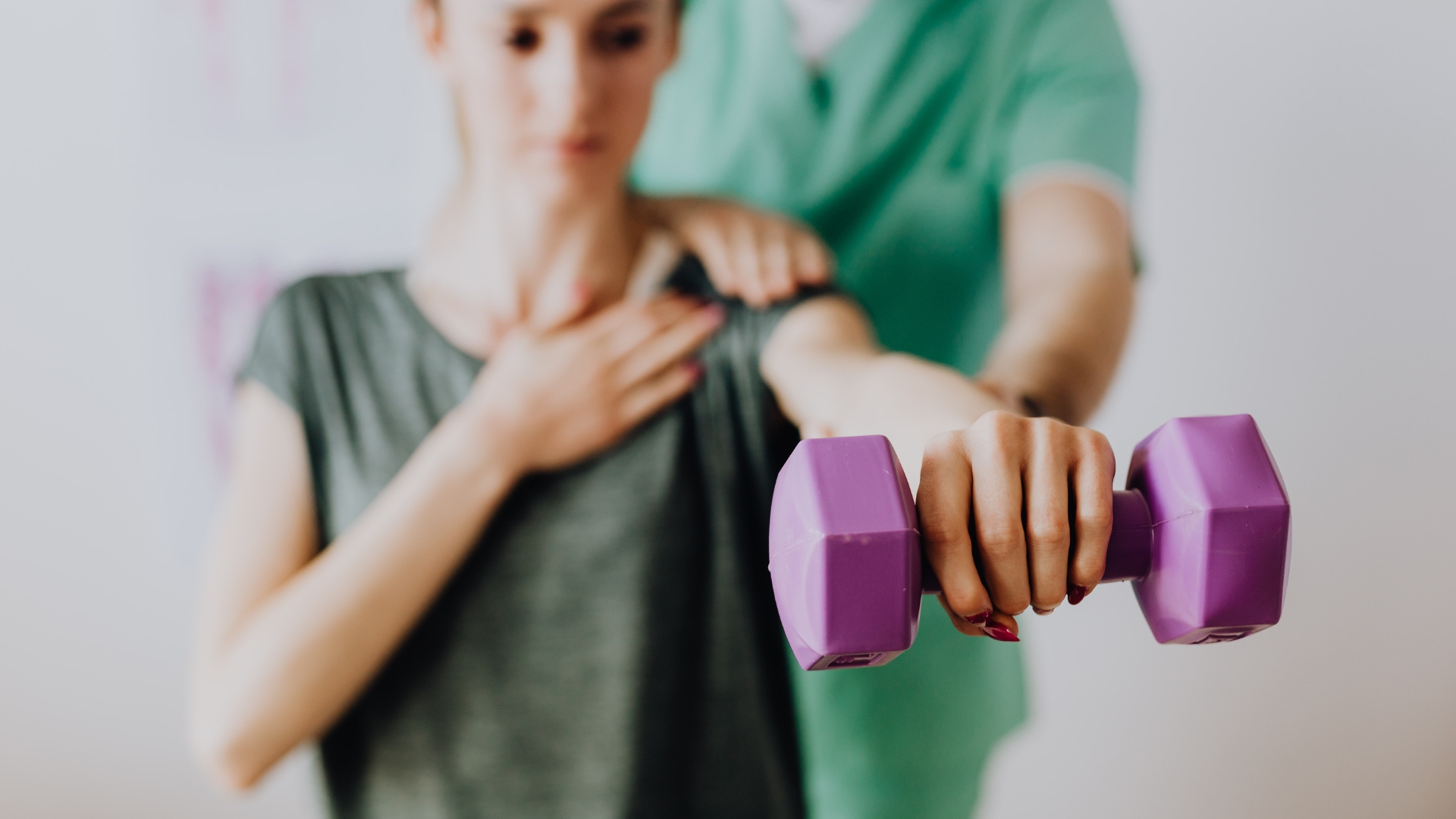 Việc tập phục hồi chức năng đóng vai trò quan trọng trong việc lấy lại biên độ vận động và sức mạnh cho khớp vai