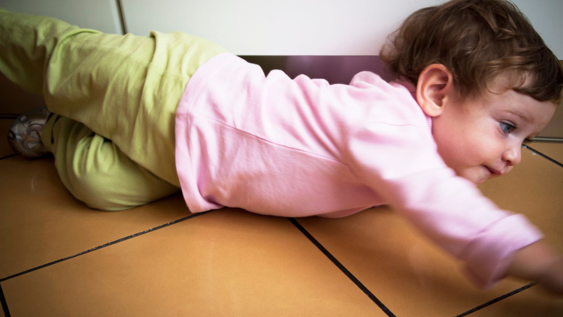 Trẻ có chân vòng kiềng thường mất thăng bằng và dễ té ngã