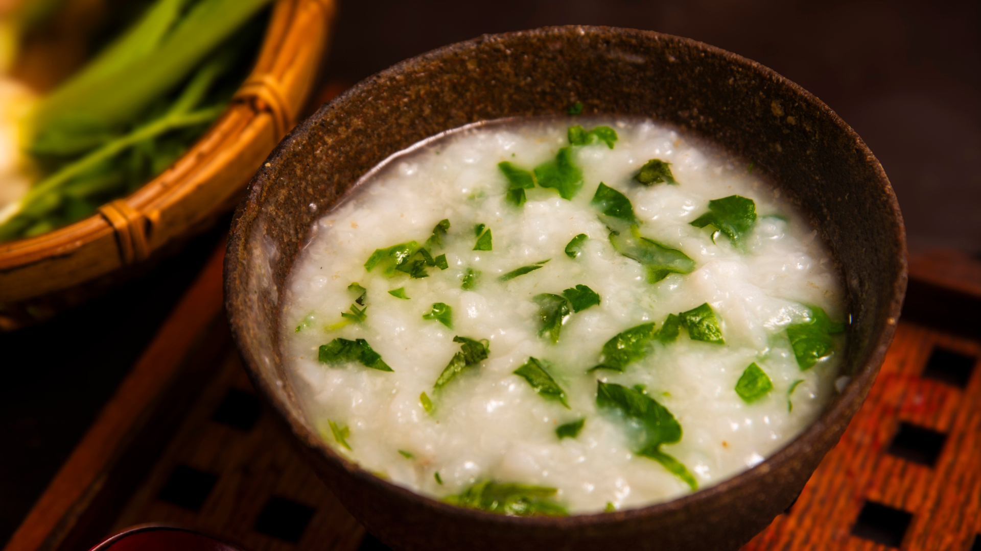 Cá chép kết hợp với rau ngót tạo ra món cháo có vị ngọt thanh tự nhiên