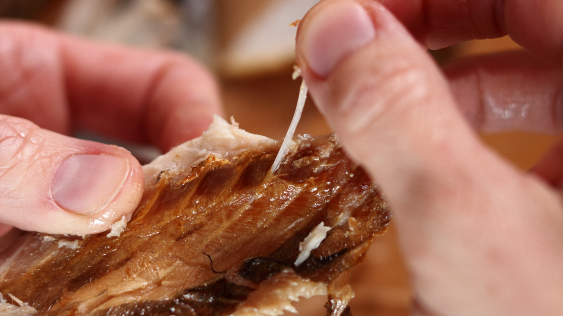 Khi nấu cháo cá chép cho bé, nên gỡ cá thật kỹ để loại bỏ hoàn toàn xương