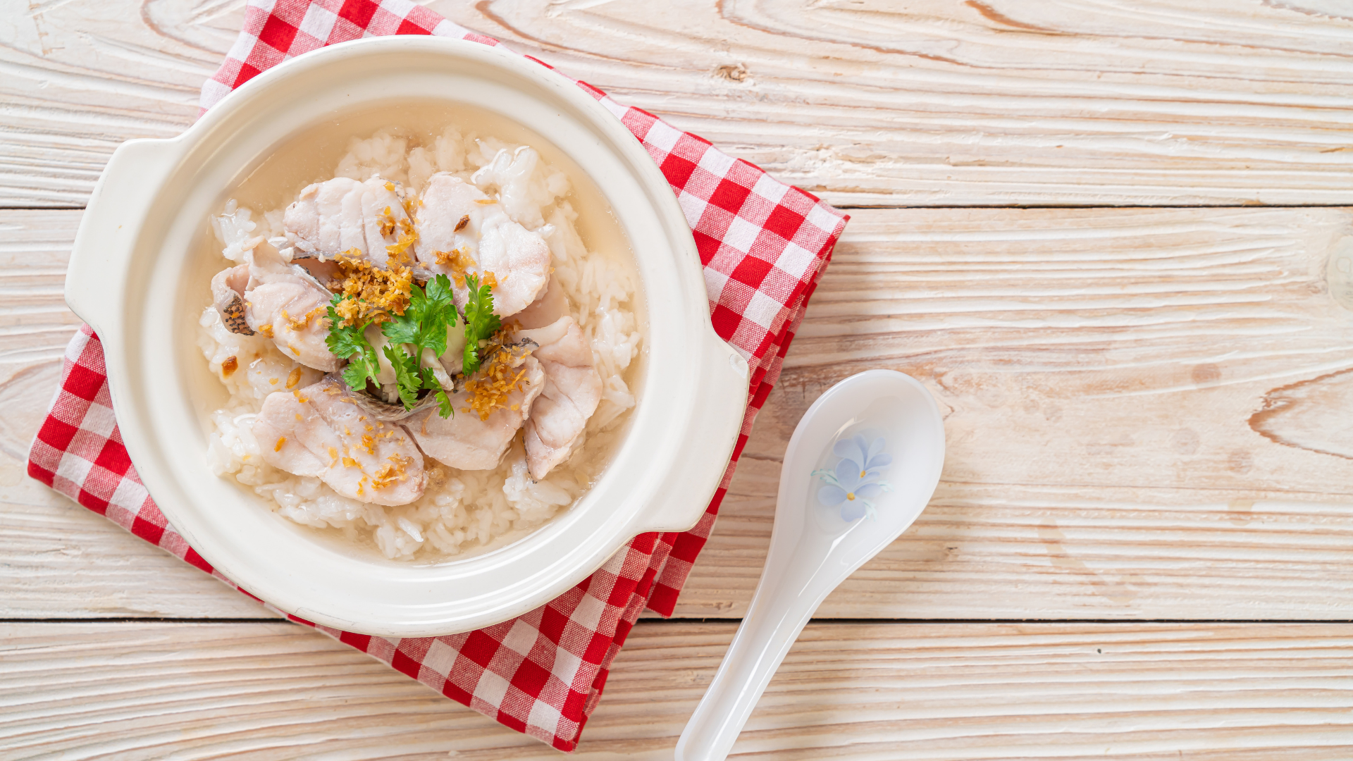 Khi kết hợp với rau củ giàu chất xơ, món cháo cá lóc có thể giúp cải thiện hoạt động của đường ruột