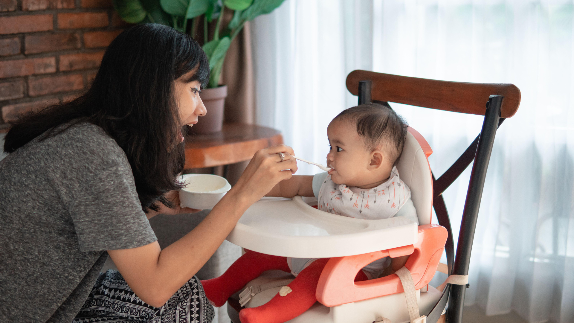 Mẹ nên theo dõi phản ứng của bé sau mỗi lần ăn