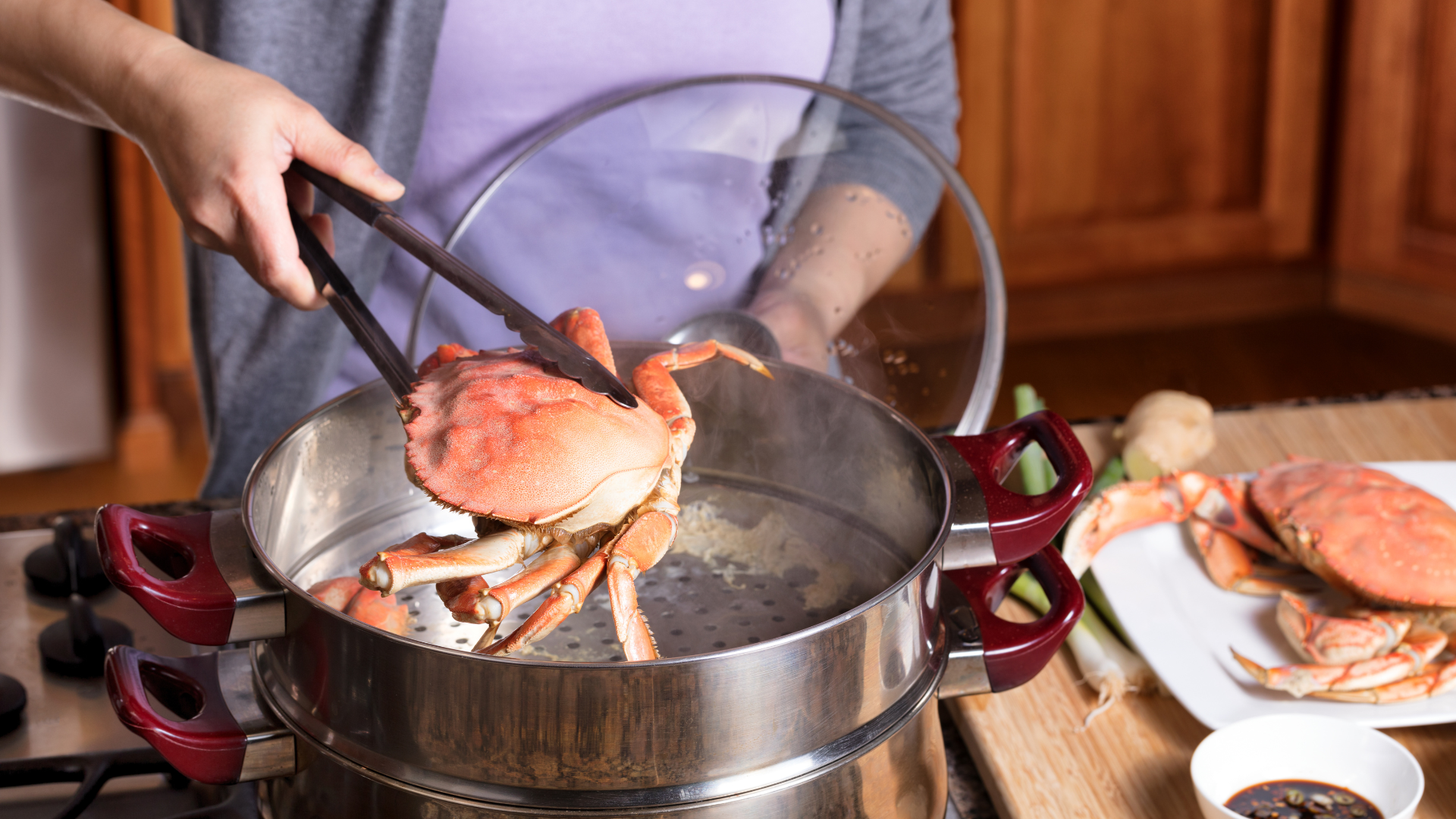 Mẹ nên nấu cua chín thật kỹ trước khi cho vào cháo