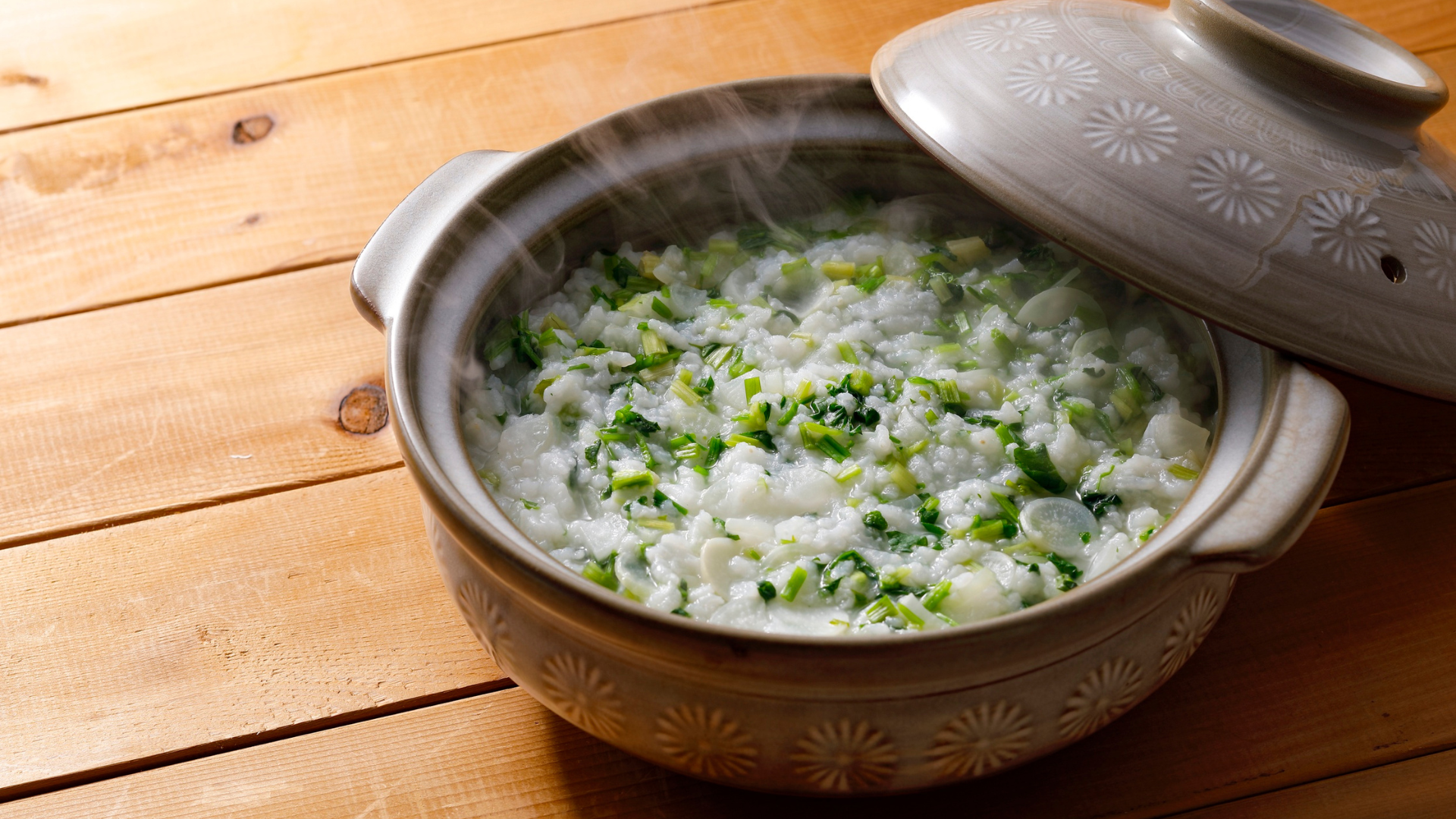 Cháo cua với cải xanh có vị thanh nhẹ