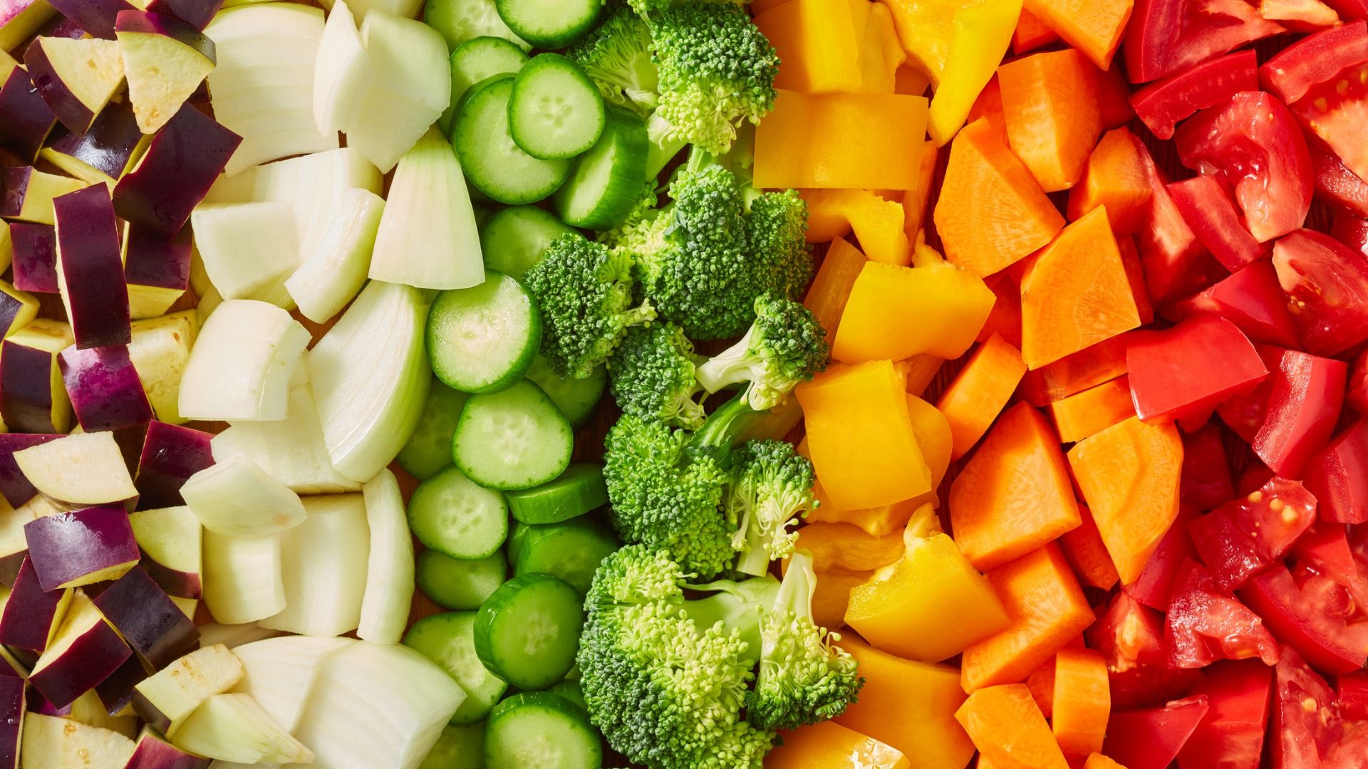 Mẹ có thể kết hợp lươn với rau củ để giảm mùi tanh và tăng cường dinh dưỡng cho bé