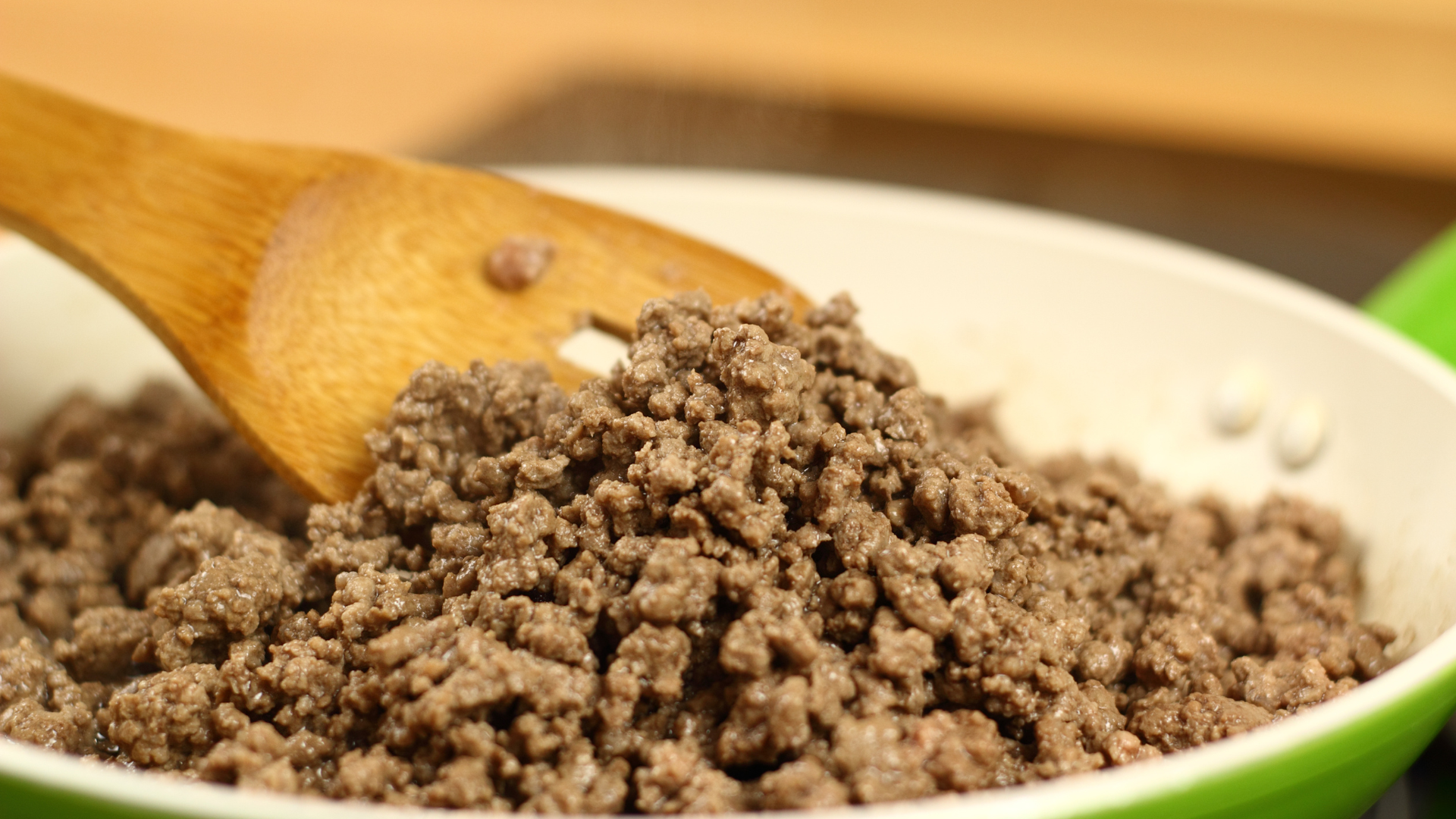 Trong những tháng đầu ăn dặm, bé chưa thể nhai tốt nên mẹ cần xay nhuyễn thịt