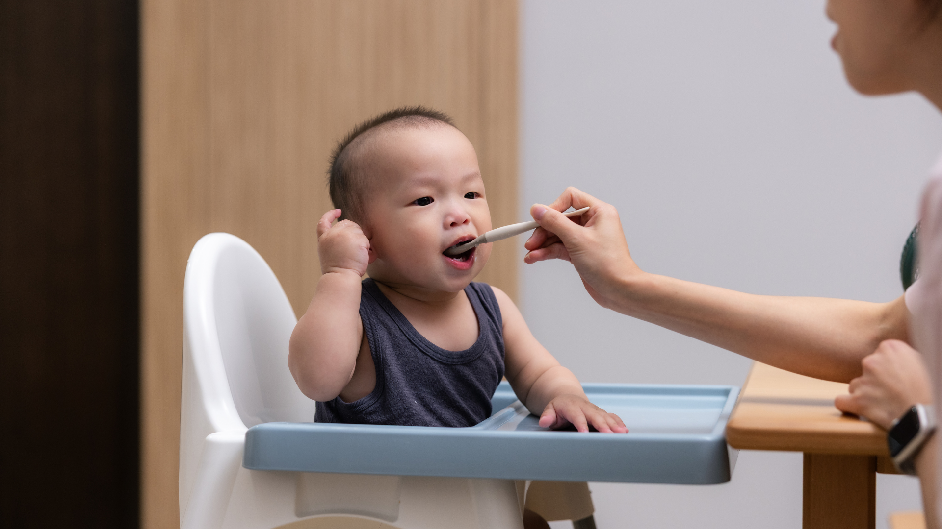 Khi chuẩn bị cháo thịt bò cho bé, mẹ có thể kết hợp thêm các loại rau củ