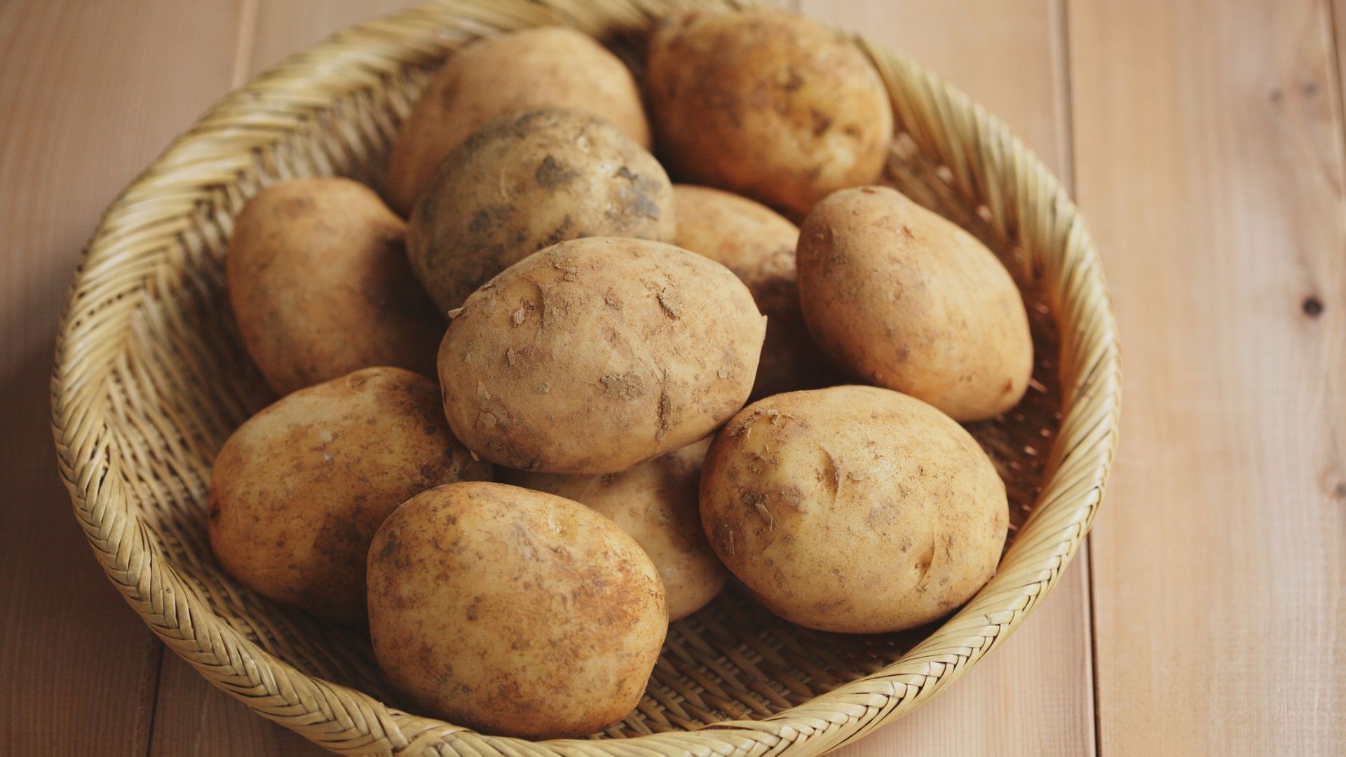 Mẹ có thể nấu cháo tôm với khoai tây giúp bé ăn ngon hơn