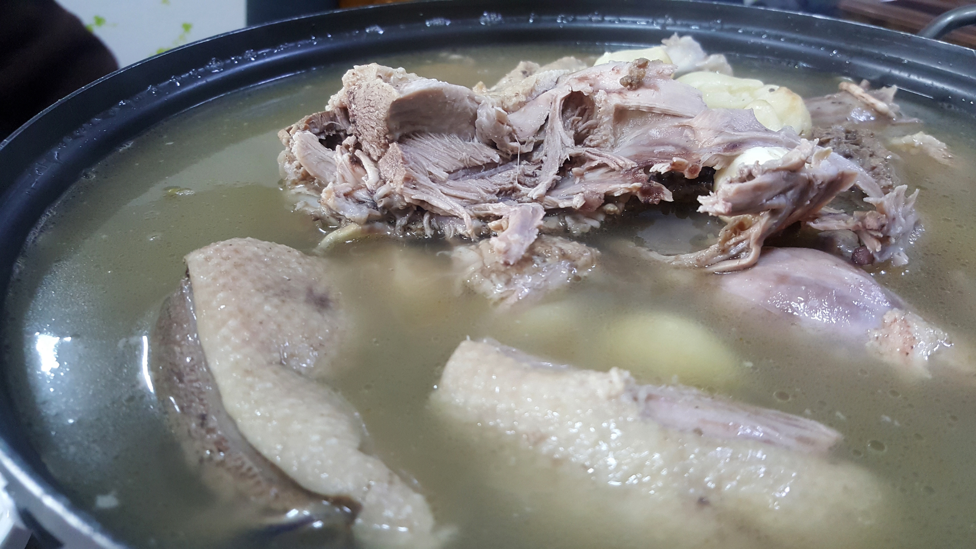 Thịt vịt cần được nấu chín kỹ