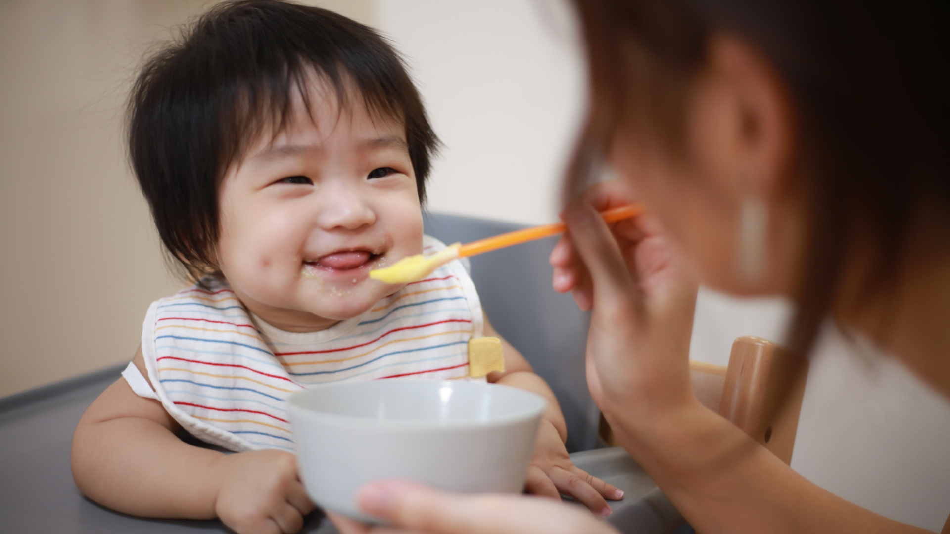 Giống như khi thử bất kỳ loại thực phẩm mới nào, mẹ nên cho bé ăn từ lượng rất nhỏ