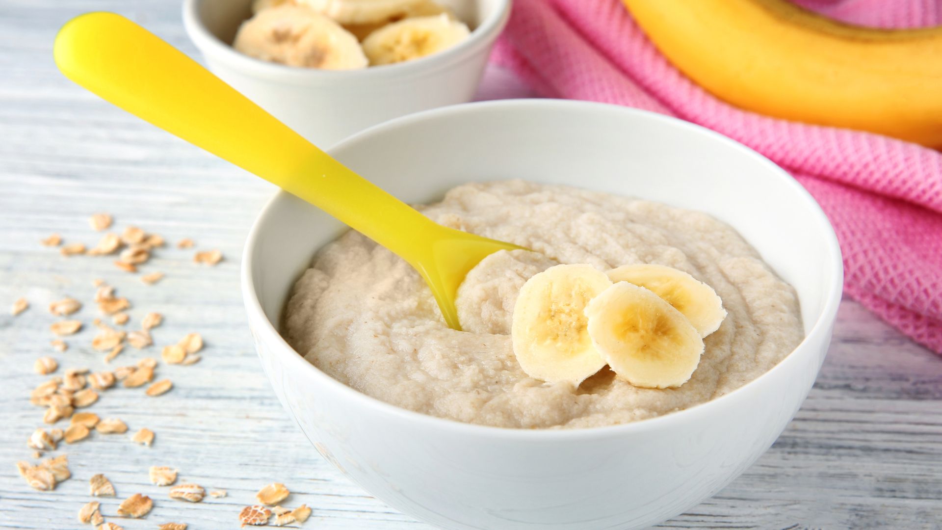 Mẹ nên cho trẻ ăn cháo yến mạch kết hợp với rau củ quả nghiền