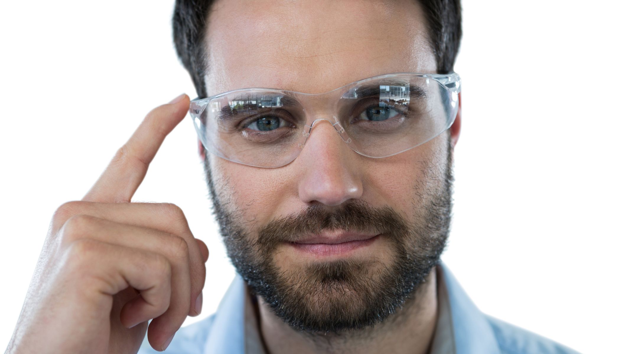 Khi ra ngoài người bệnh nên đeo kính bảo vệ để giảm nguy cơ kích ứng và nhiễm khuẩn