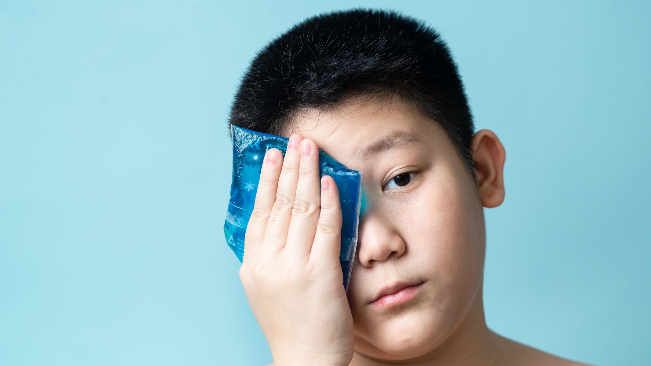 Chườm nóng là biện pháp đơn giản nhưng hiệu quả trong việc giảm viêm và cải thiện lưu thông tuyến bã nhờn quanh mí mắt