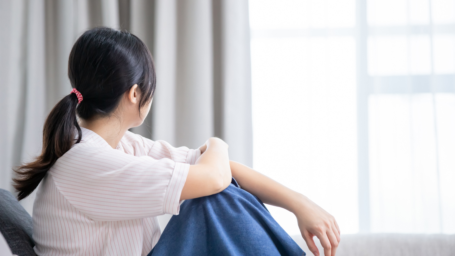 Chấp niệm là gì? Chấp niệm là bám víu suy nghĩ cũ, lặp lại tiêu cực, khiến tâm trí mắc kẹt