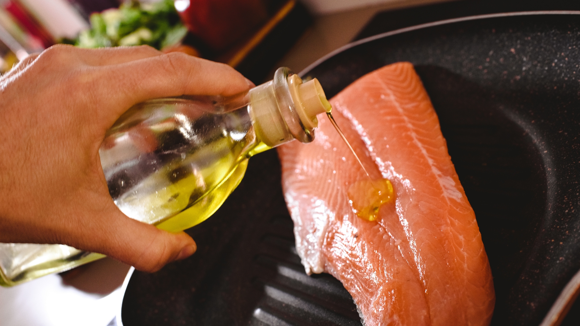 Ưu tiên bổ sung từ các nguồn như dầu ô liu, dầu hướng dương, cá hồi