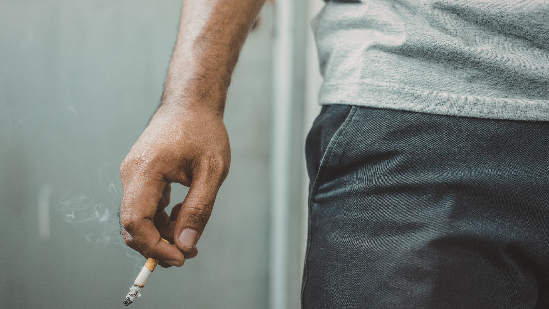 Hút thuốc lá kéo dài có thể làm giảm số lượng tinh trùng, ảnh hưởng chất lượng DNA và khả năng sinh sản