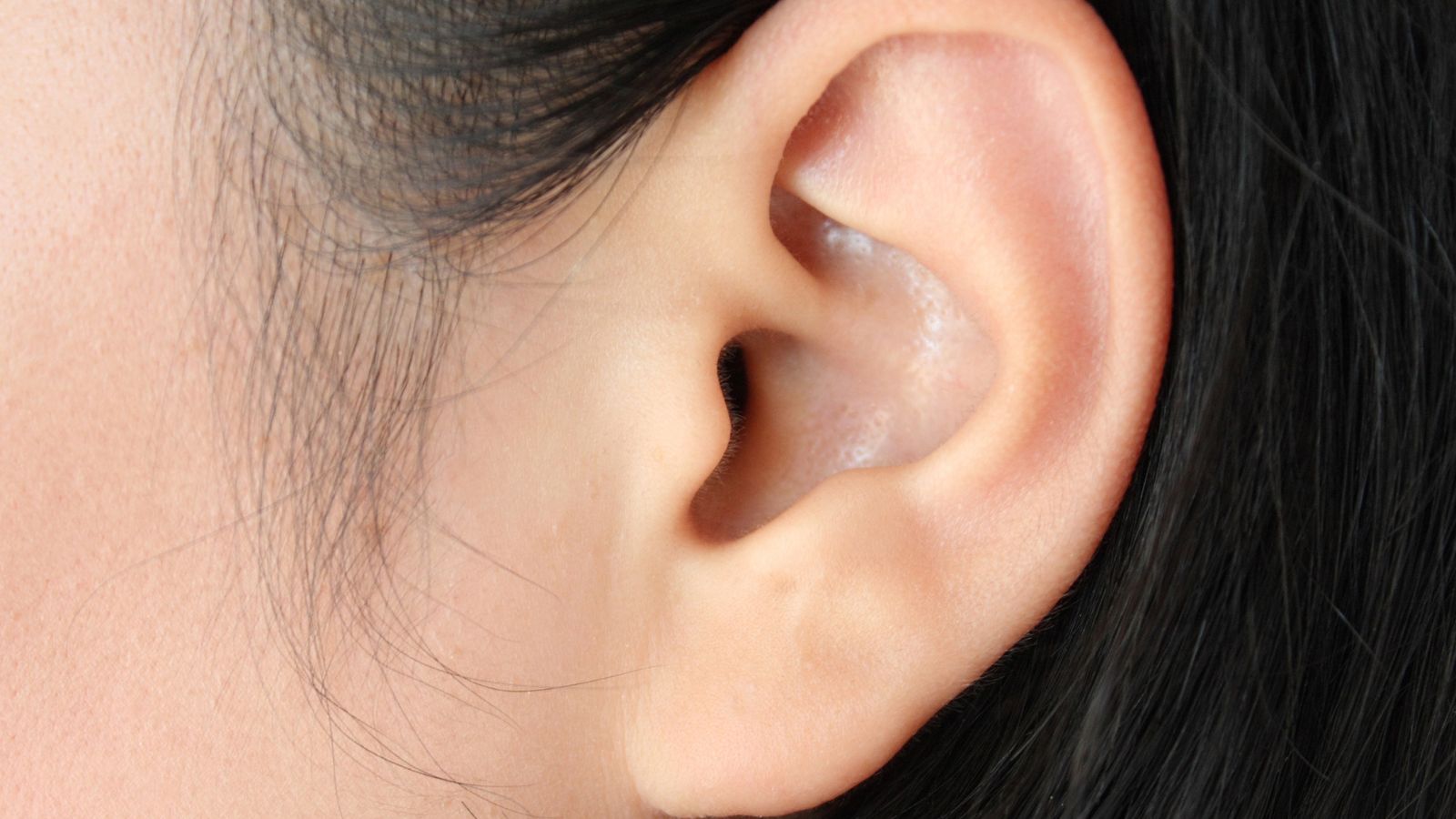 Chảy dịch tai là hiện tượng bên trong tai tiết ra chất lỏng và chảy ra ngoài ống tai