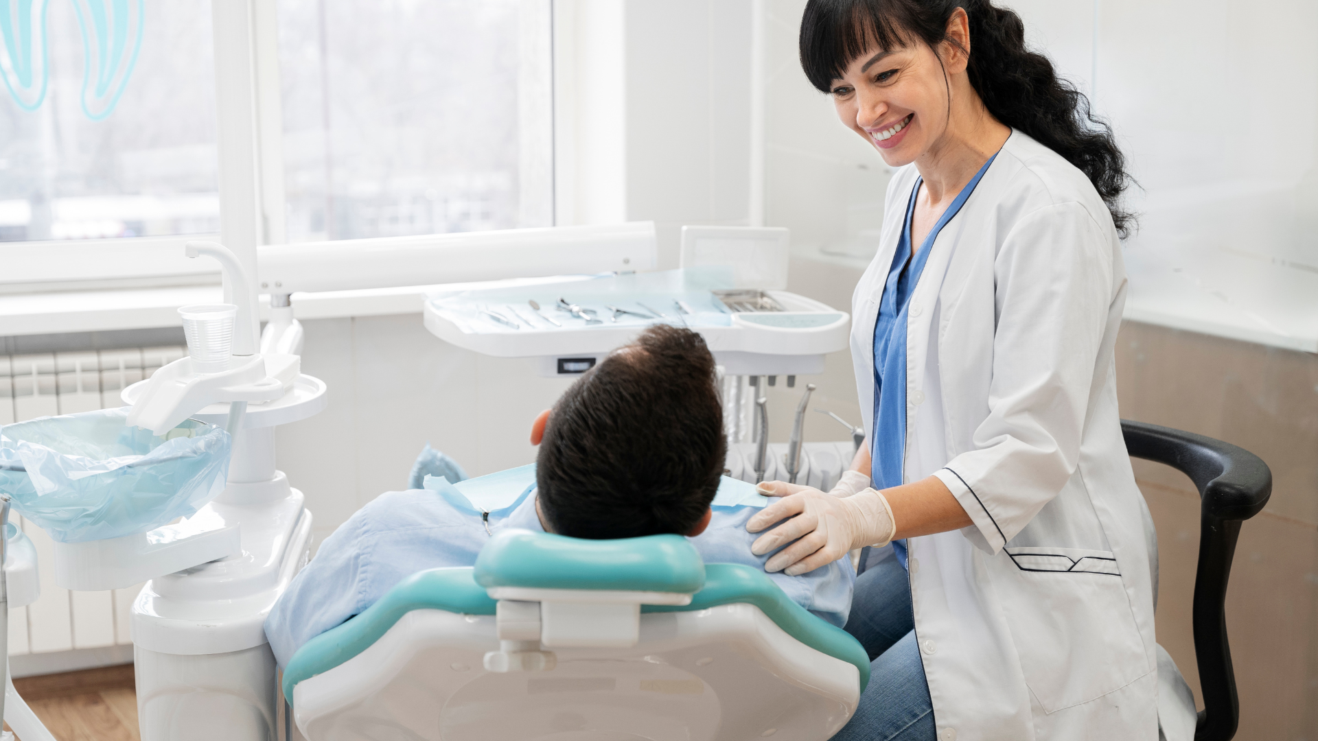 Khám răng định kỳ kết hợp lấy cao răng giúp loại bỏ mảng bám, phòng ngừa nhiều bệnh lý răng miệng