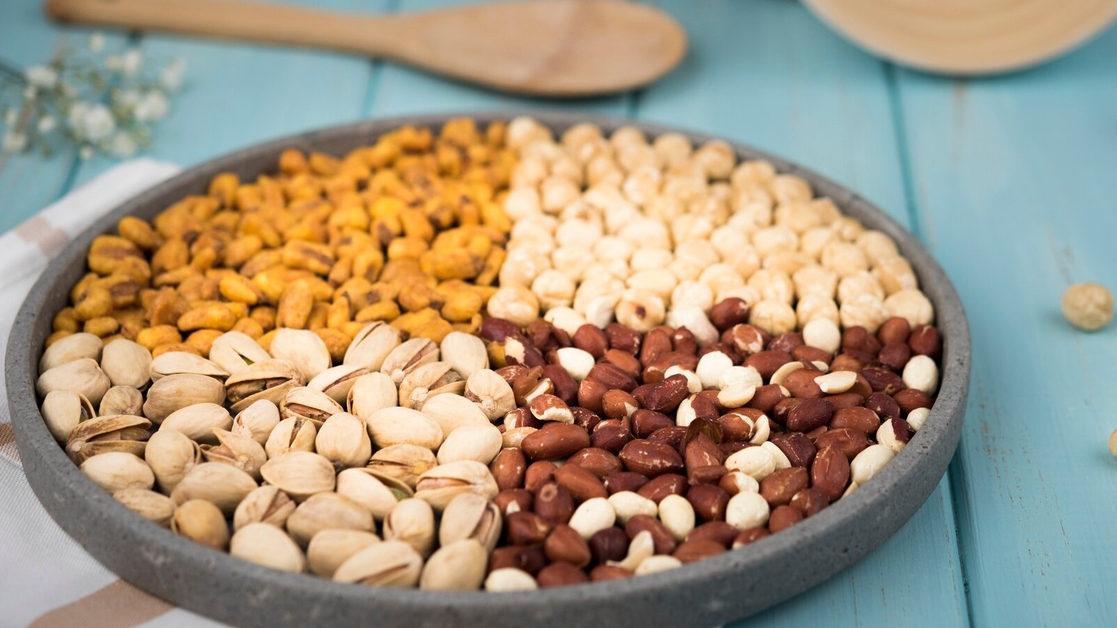 Trong chế độ ăn DASH, bạn nên ưu tiên rau, trái cây, ngũ cốc nguyên hạt, sữa ít béo, thịt nạc, cá, các loại hạt và đậu