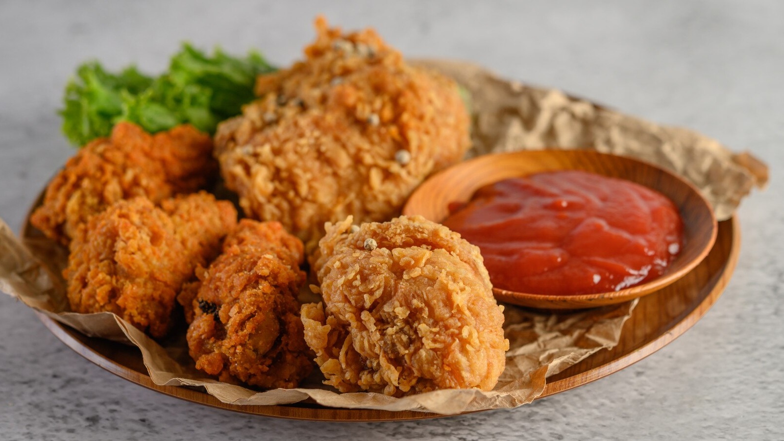 Bạn nên hạn chế muối/natri, thực phẩm nhiều chất béo bão hòa, đồ ngọt, thịt đỏ, thực phẩm chế biến sẵn và đồ uống có cồn