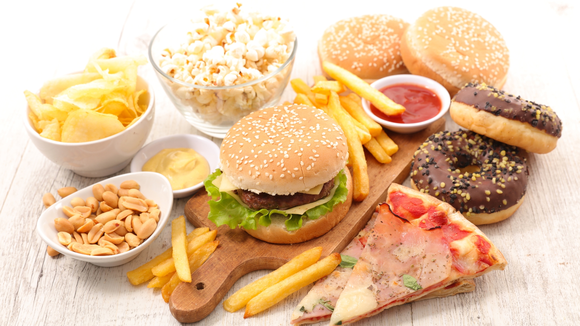 Thực phẩm giàu chất béo không lành mạnh có thể gây tăng huyết áp, rối loạn lipid máu và tăng nguy cơ bệnh lý tim mạch ở người tiền tiểu đường