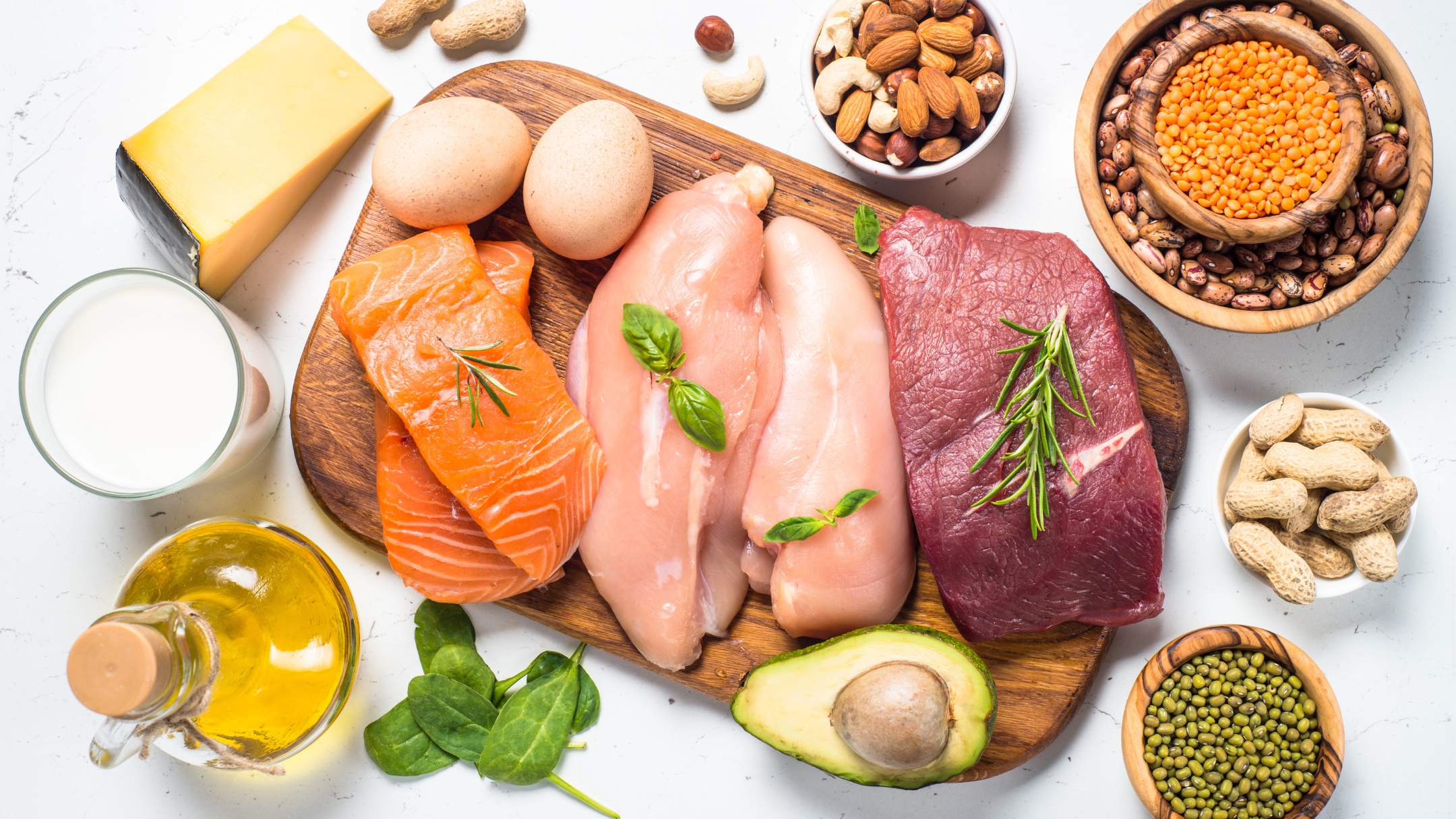 Chế độ low carb khuyến khích sử dụng protein chất lượng cao (thịt nạc, trứng, cá) và chất béo tốt như bơ, dầu ô liu, quả bơ hoặc các loại hạt