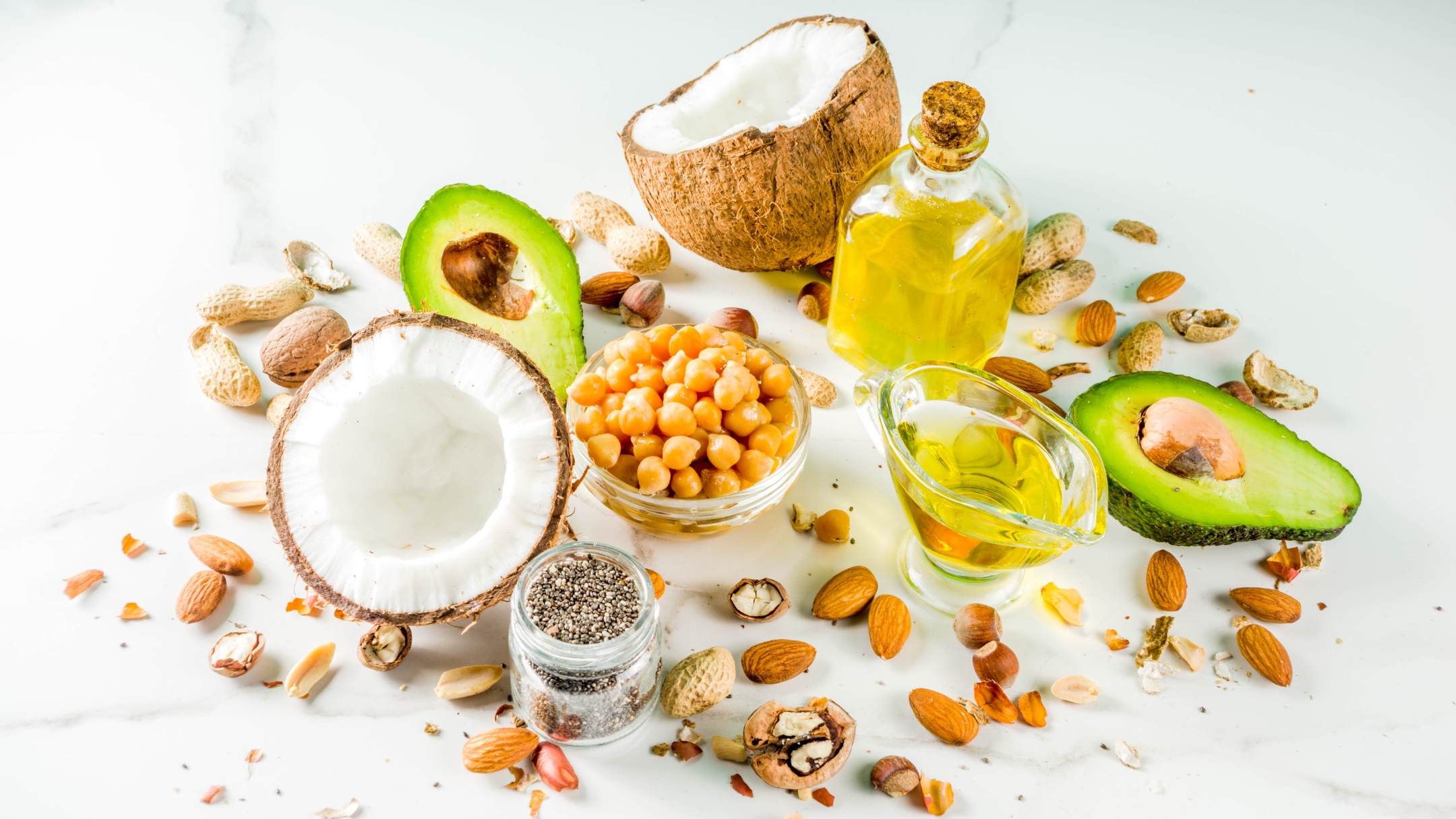 Nên ưu tiên các loại chất béo không bão hòa từ cá, dầu thực vật (dầu ô liu, dầu hạt cải), quả bơ, các loại hạt