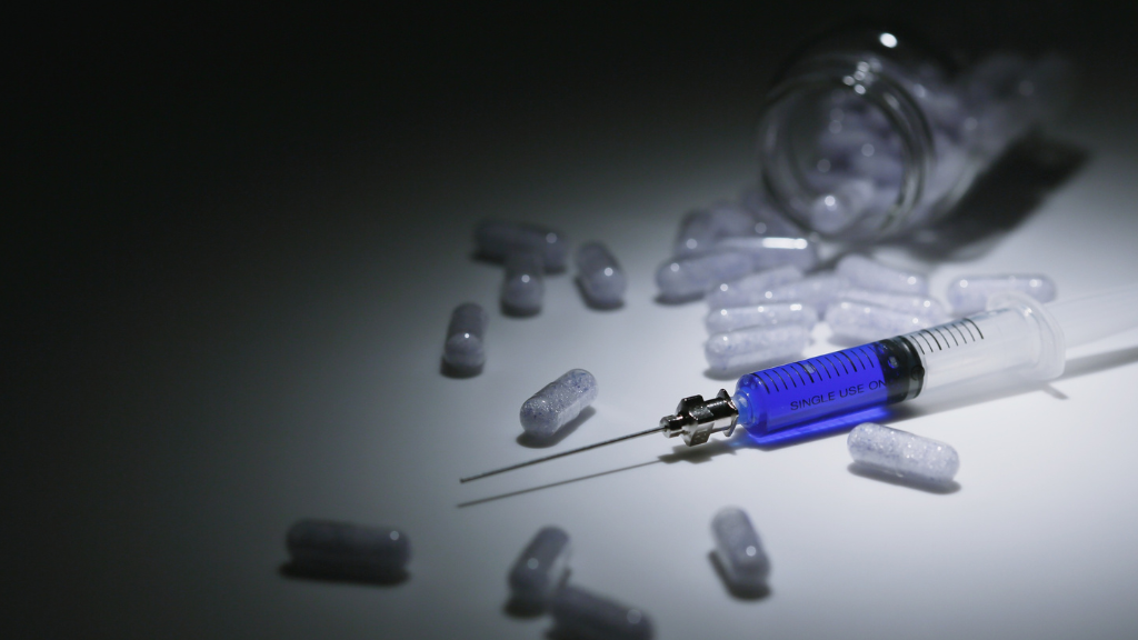 Các chất được sử dụng thường có tác dụng kích thích mạnh hệ thần kinh, làm tăng hưng phấn tình dục